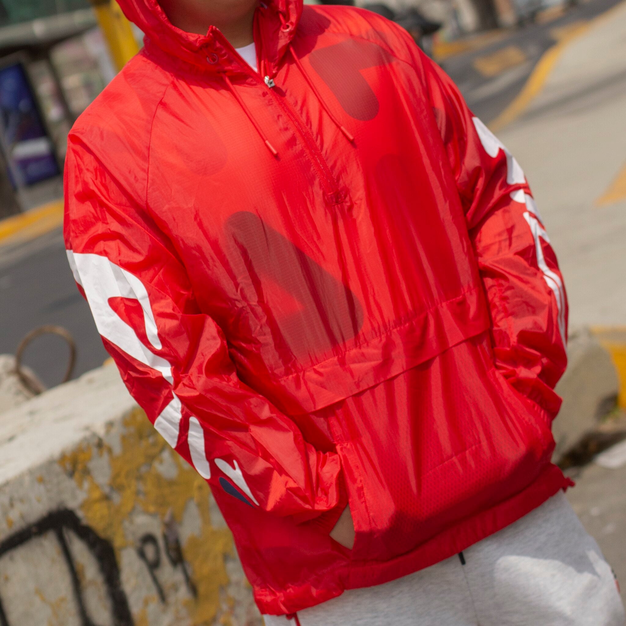 FILA ROMPEVIENTOS ROJA MANGAS