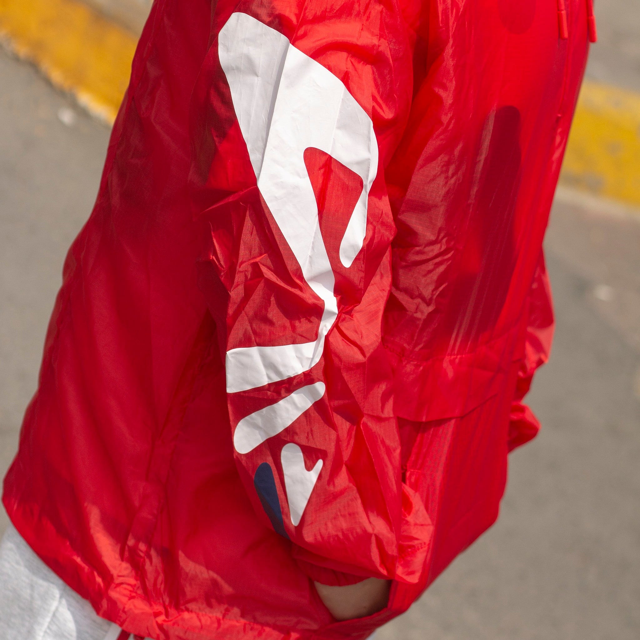 FILA ROMPEVIENTOS ROJA MANGAS