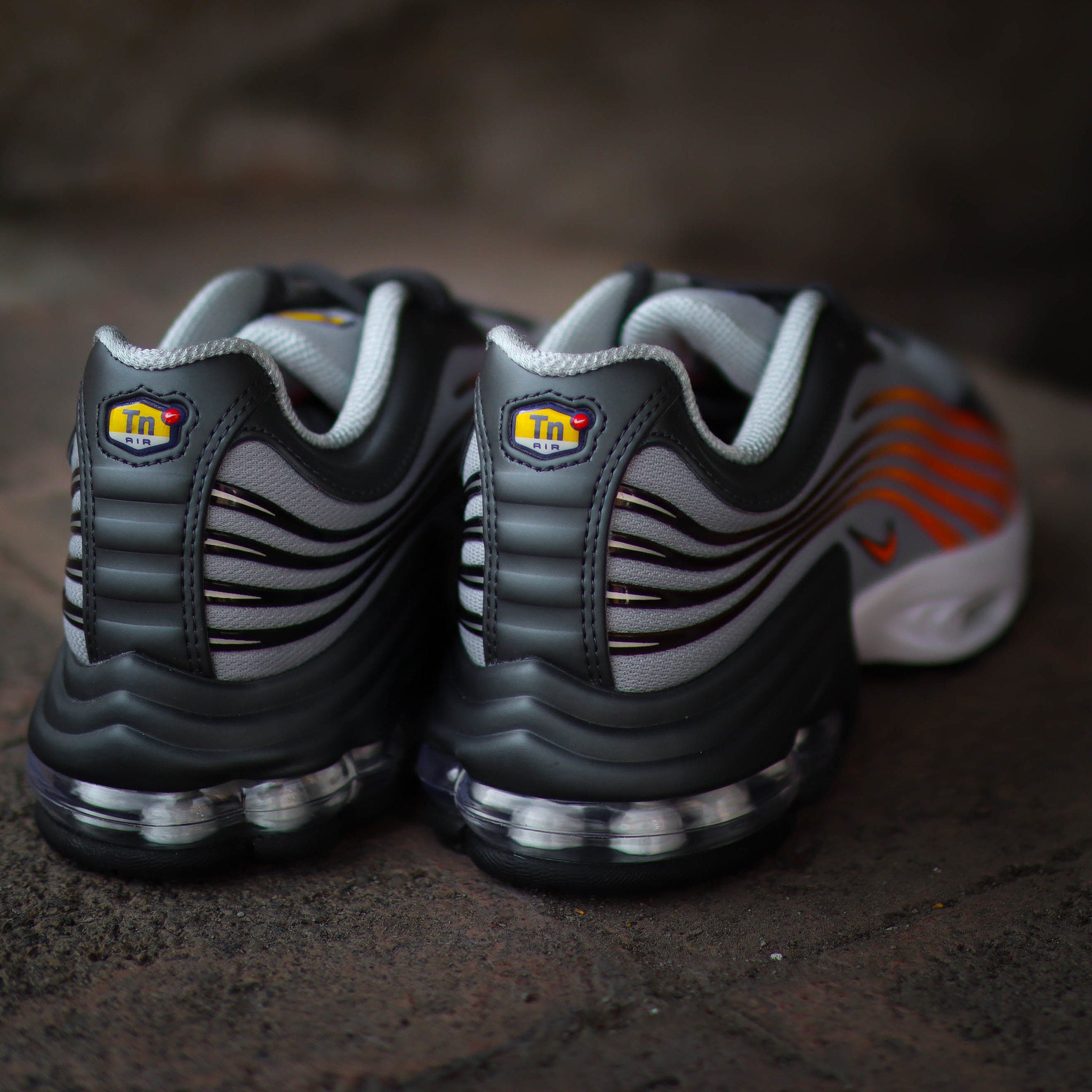 NIKE AIR MAX 2 PLUS LIGHT SMOKE GREY ORANGE