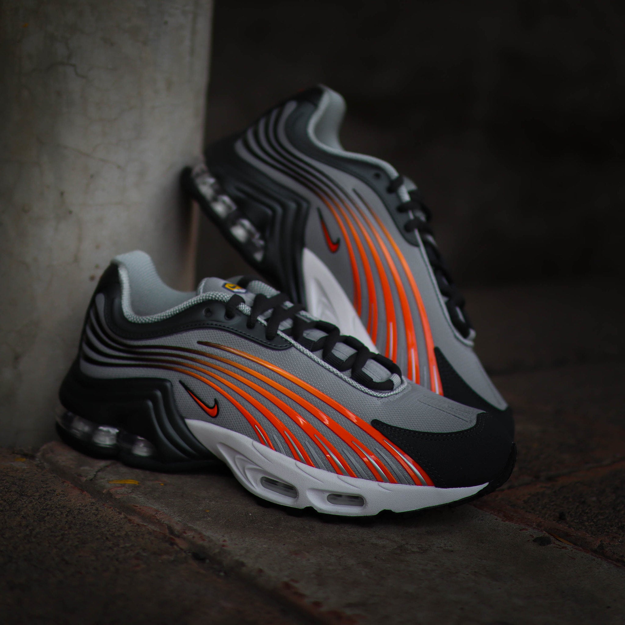 NIKE AIR MAX 2 PLUS LIGHT SMOKE GREY ORANGE