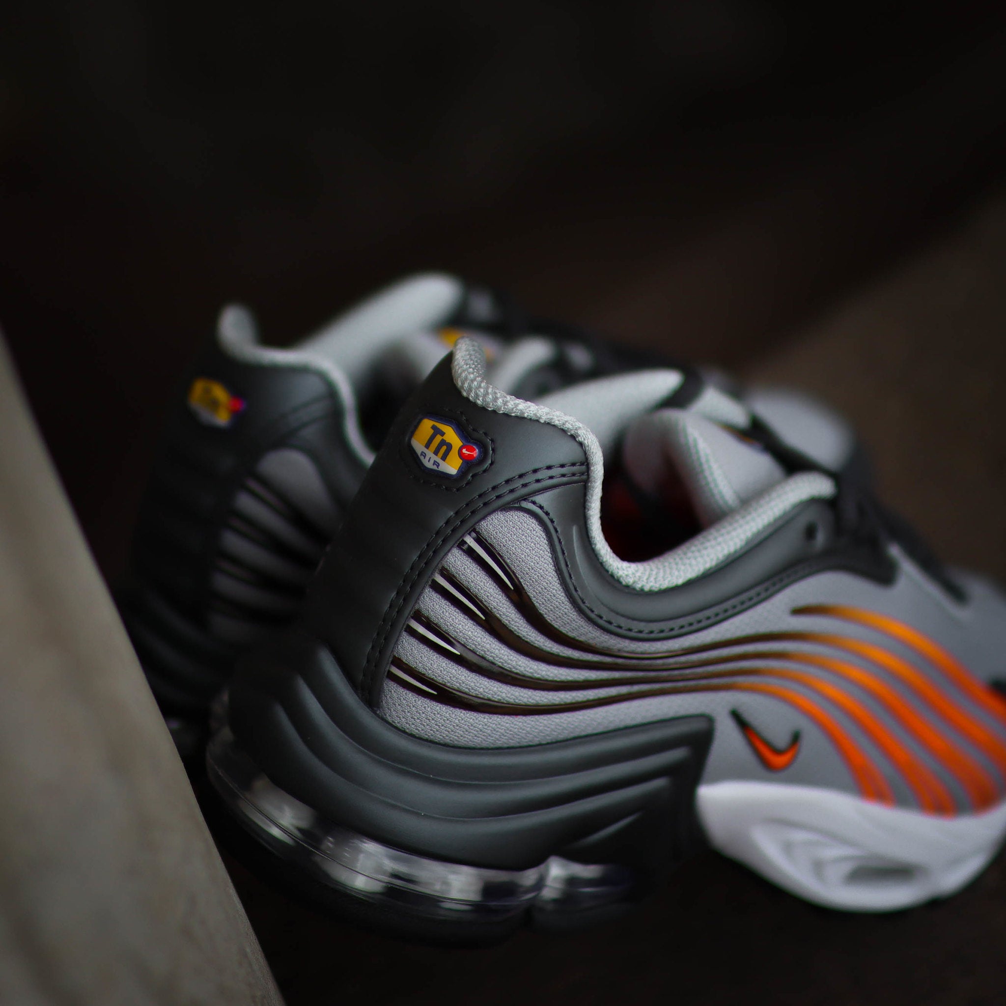 NIKE AIR MAX 2 PLUS LIGHT SMOKE GREY ORANGE