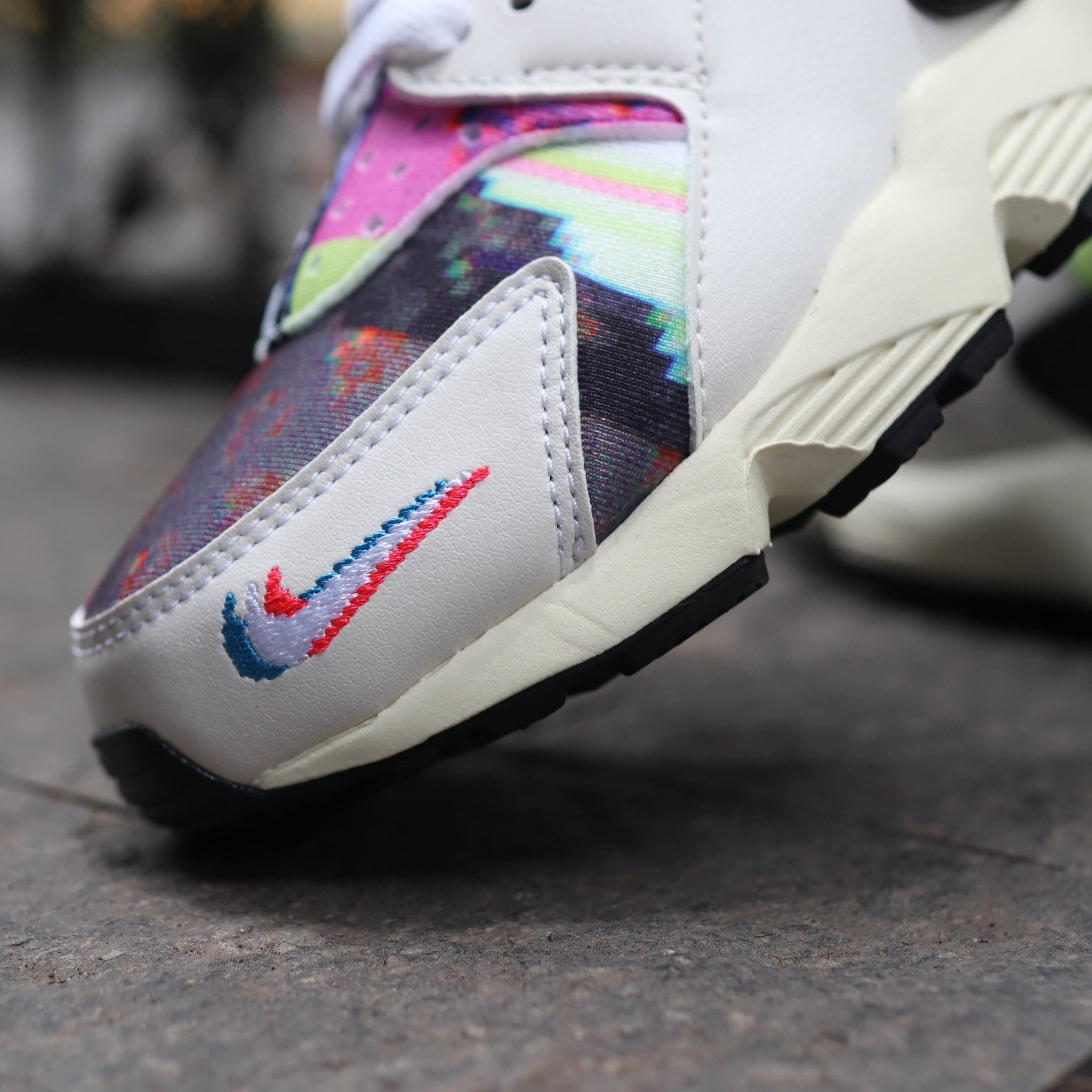 NIKE AIR HUARACHE PIXEL GAME W