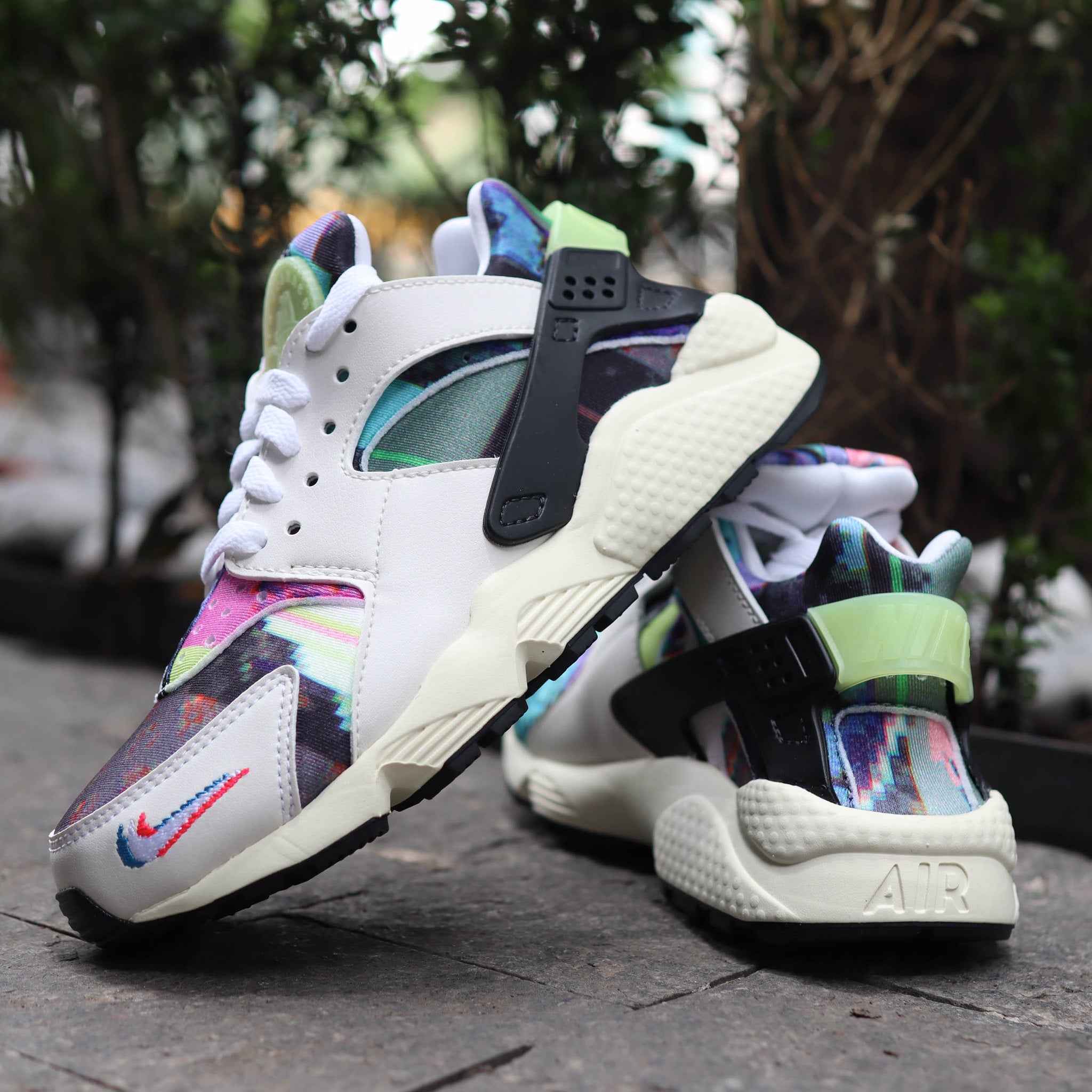 NIKE AIR HUARACHE PIXEL GAME W