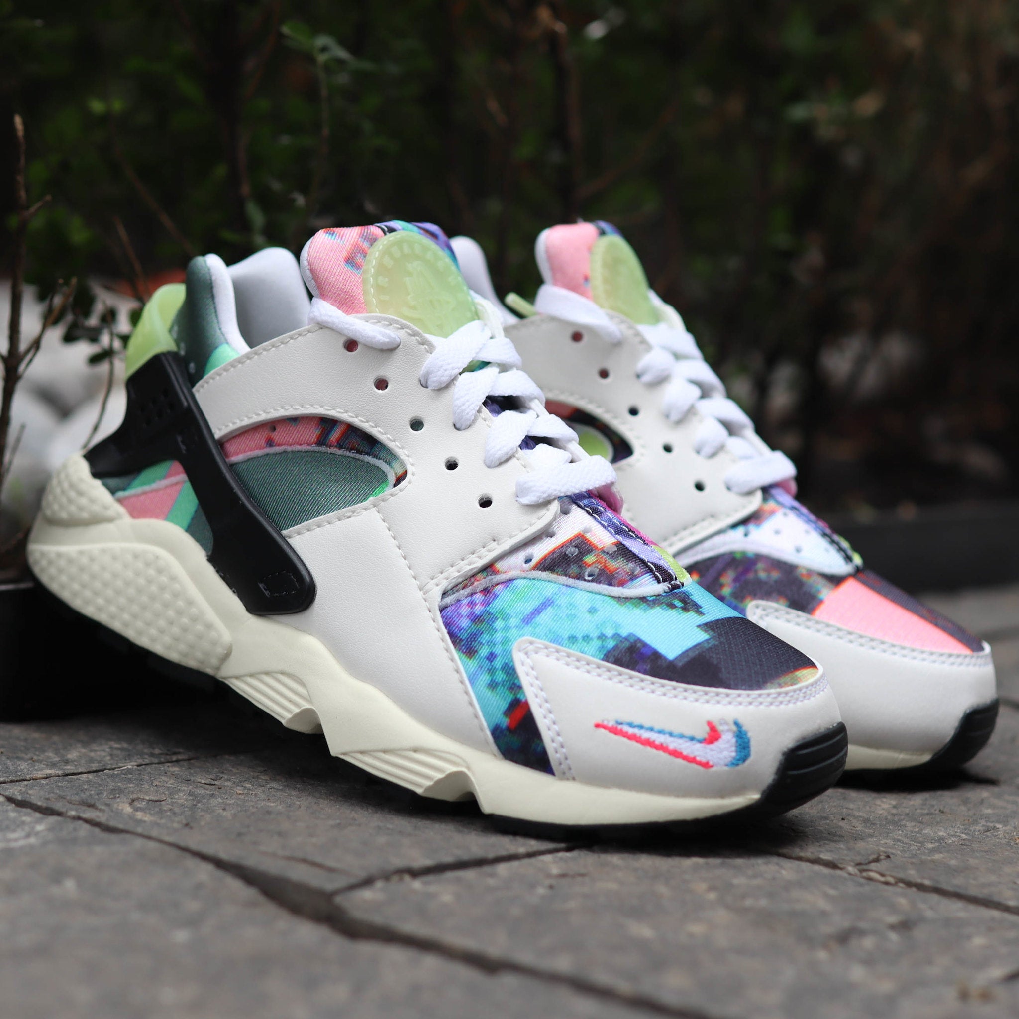 NIKE AIR HUARACHE PIXEL GAME W