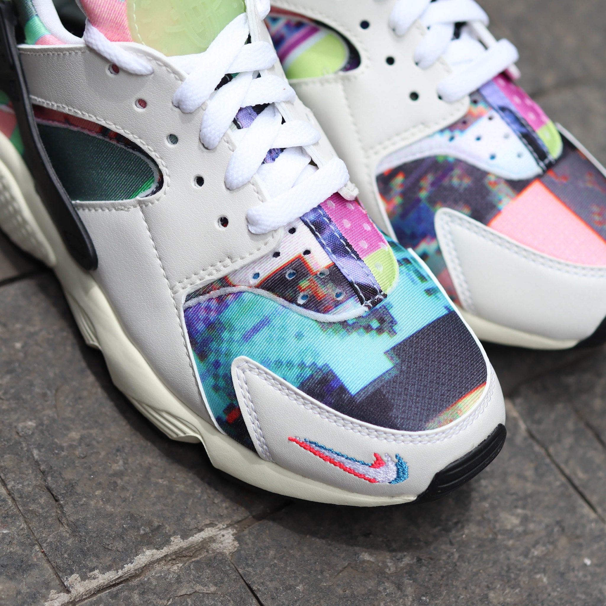 NIKE AIR HUARACHE PIXEL GAME W