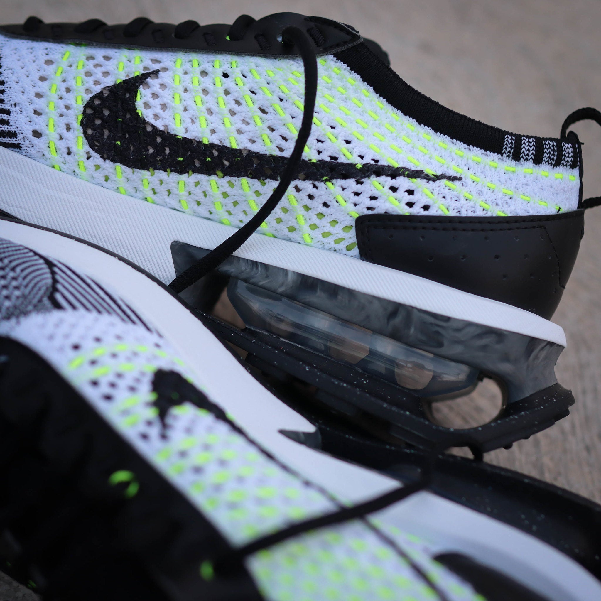 NIKE AIR MAX FLYKNIT RACER VOLT BLACK WHITE W