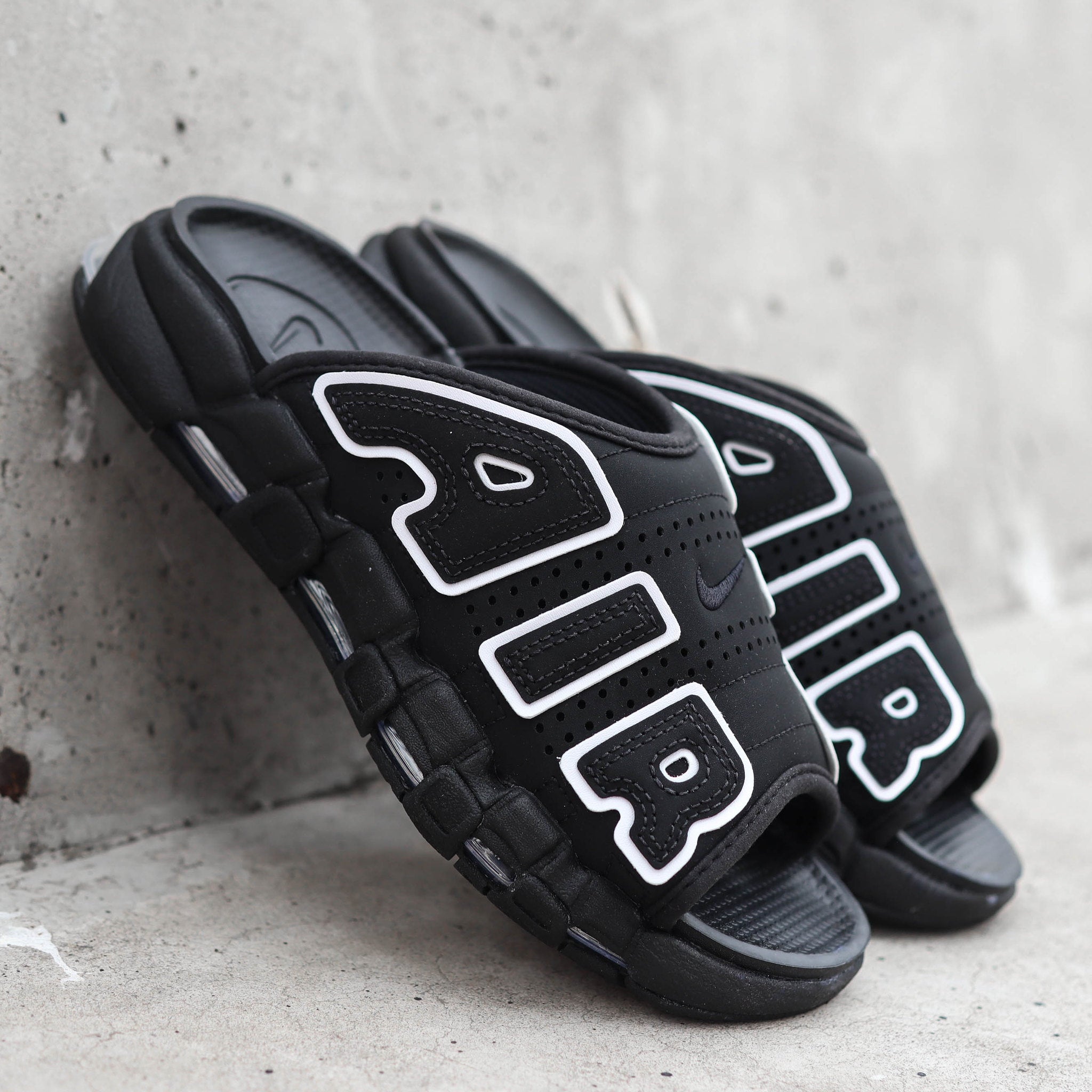 NIKE AIR MORE UPTEMPO SLIDE BLACK WHITE