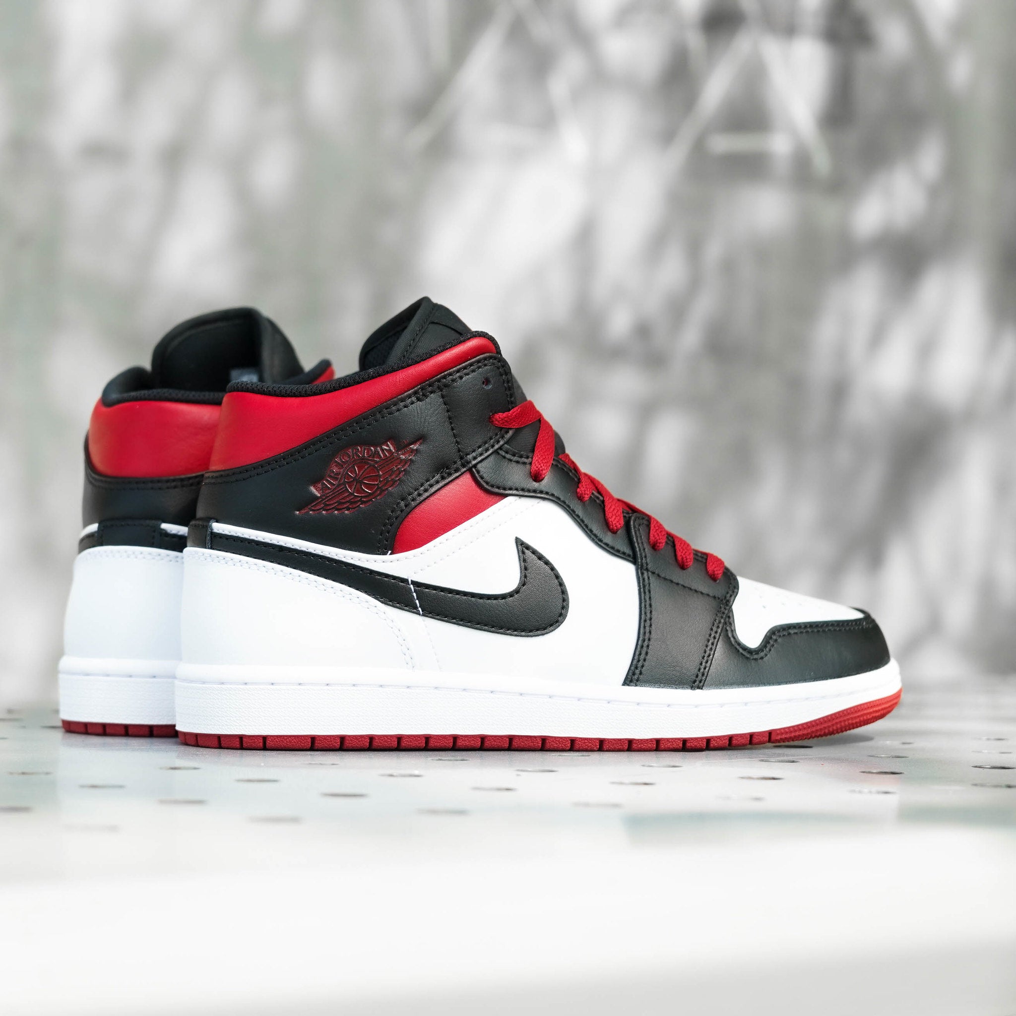 AIR JORDAN 1 MID BLACK TOE GYM RED