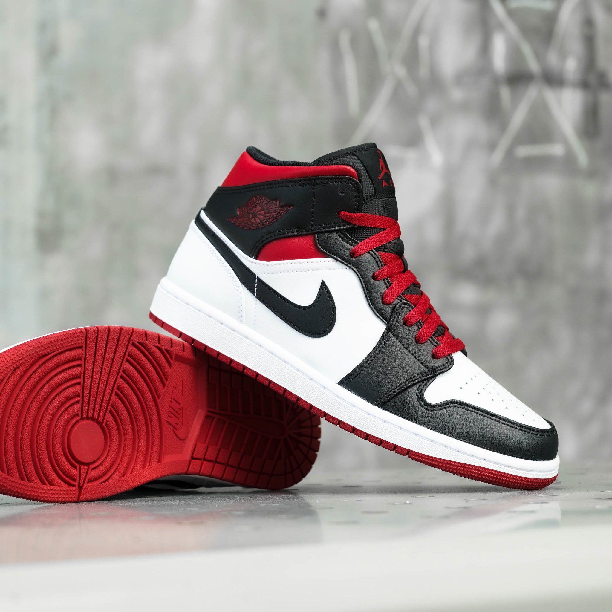 AIR JORDAN 1 MID BLACK TOE GYM RED