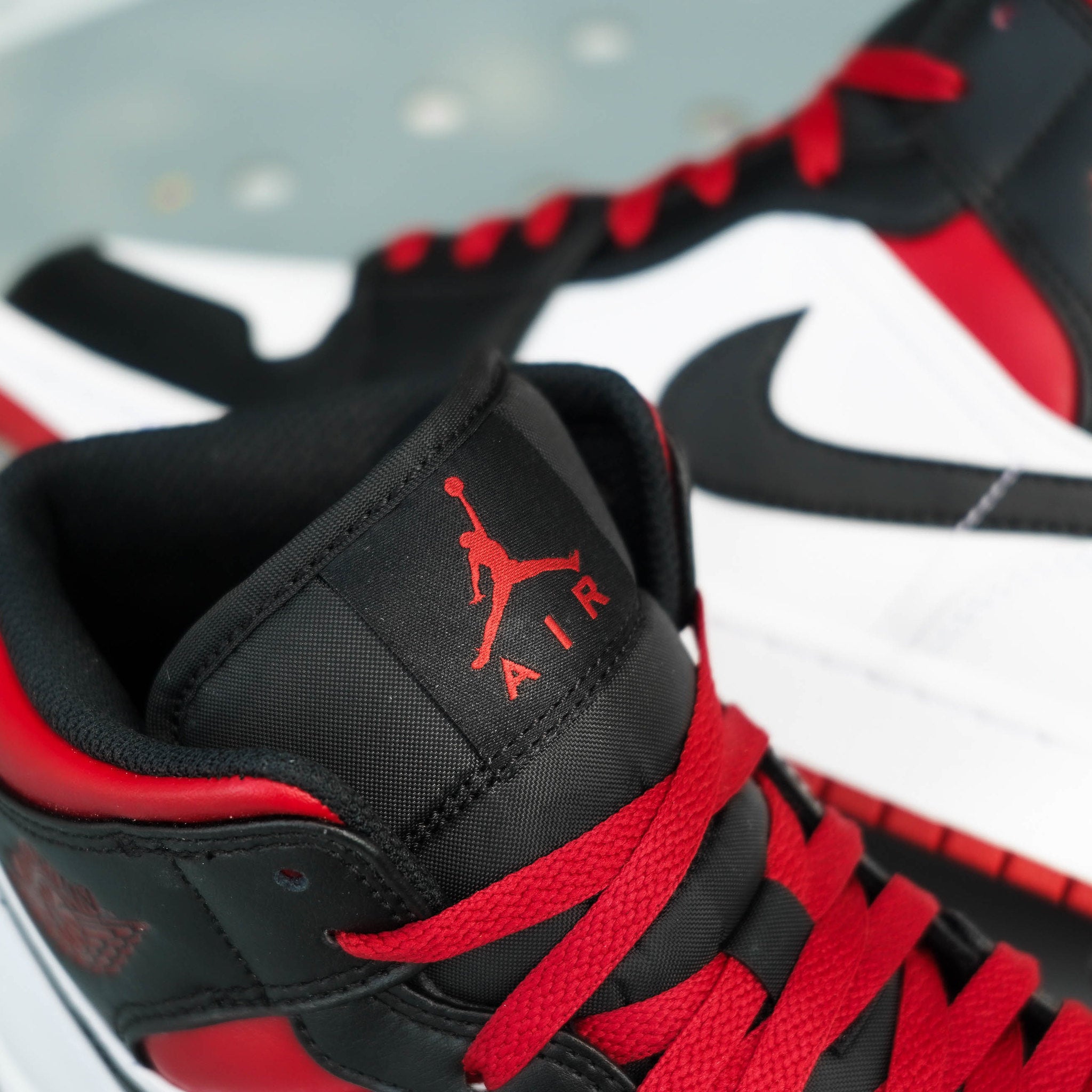 AIR JORDAN 1 MID BLACK TOE GYM RED