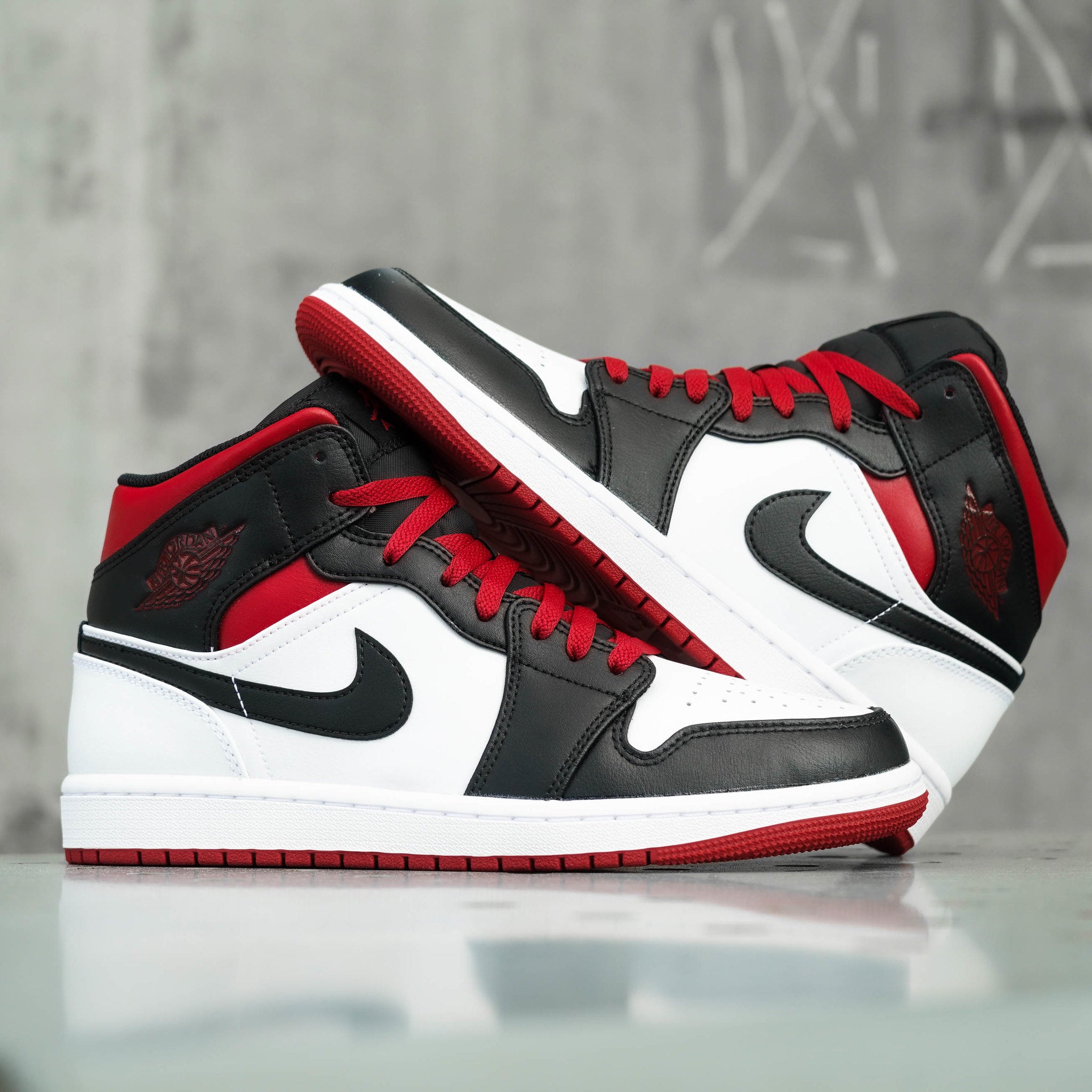 AIR JORDAN 1 MID BLACK TOE GYM RED
