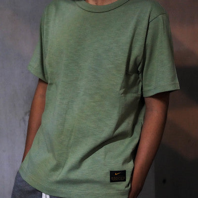 NIKE LIFE TEE KNIT OIL GREEN