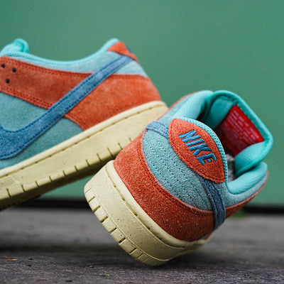 NIKE SB DUNK LOW ORANGE AND EMERALD RISE