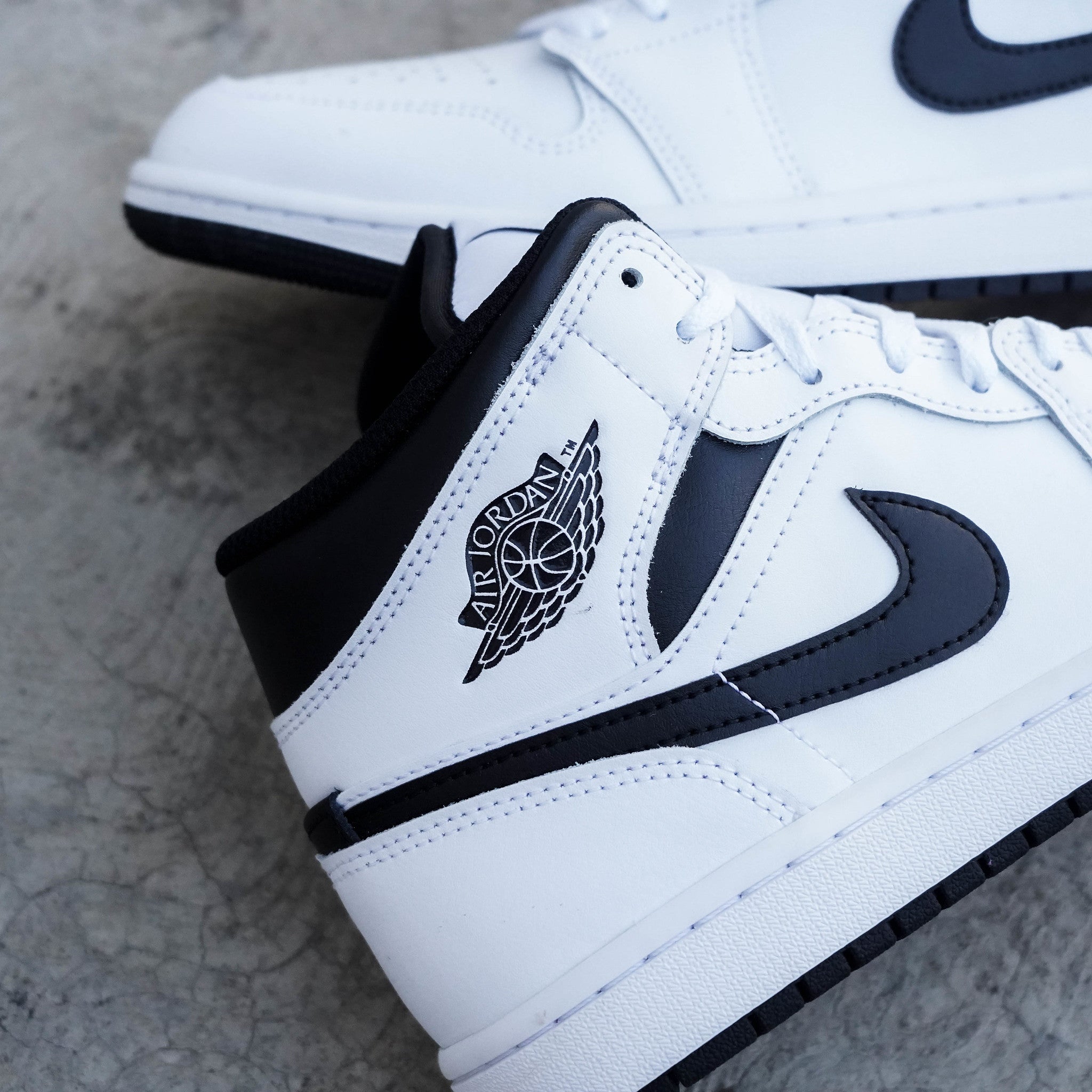 AIR JORDAN 1 MID BLACK WHITE