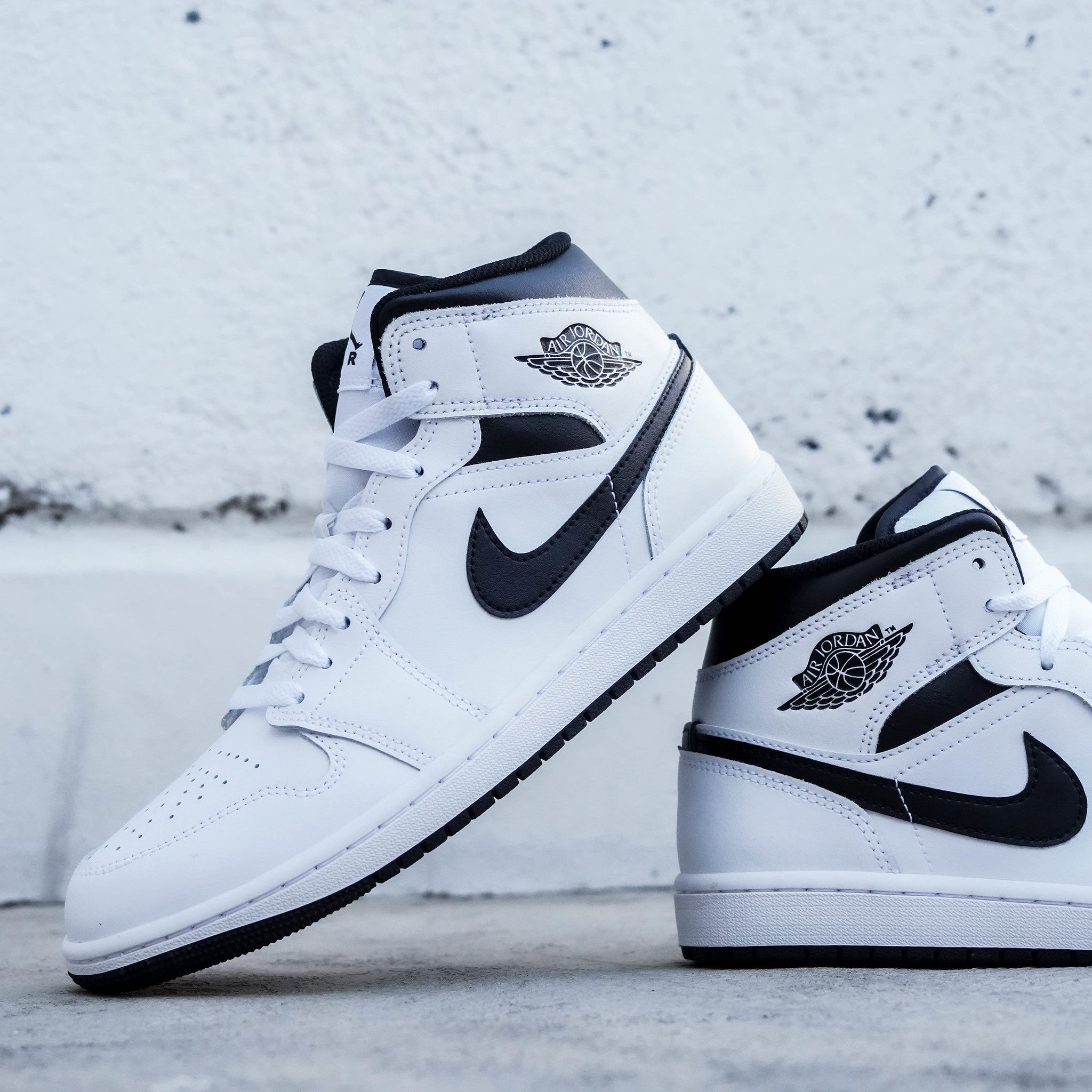 AIR JORDAN 1 MID BLACK WHITE