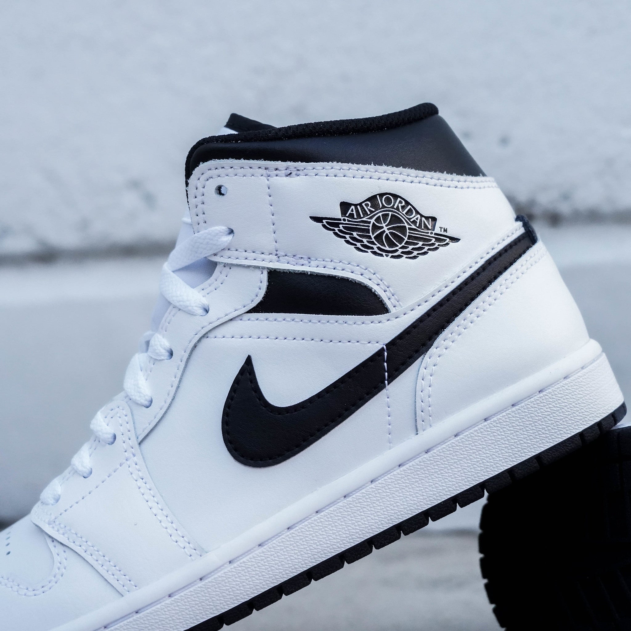 AIR JORDAN 1 MID BLACK WHITE