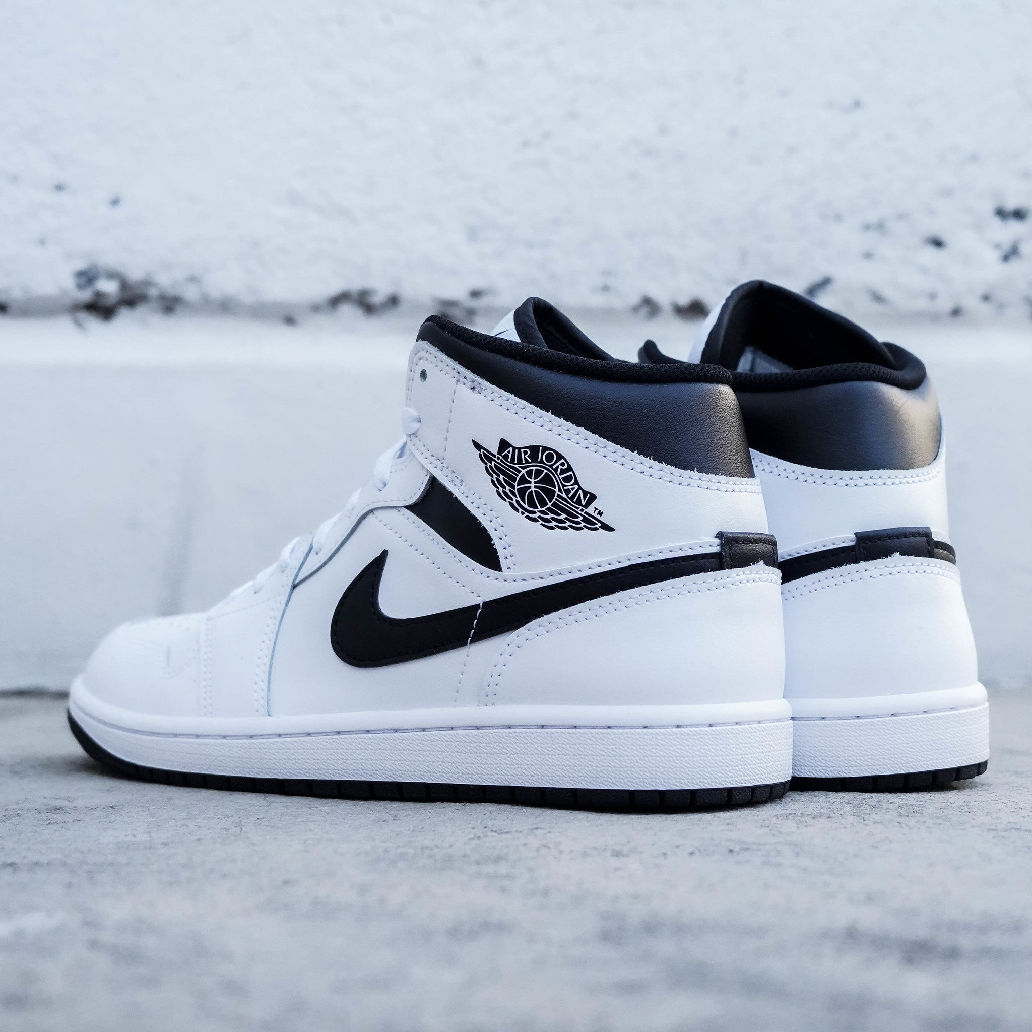 AIR JORDAN 1 MID BLACK WHITE
