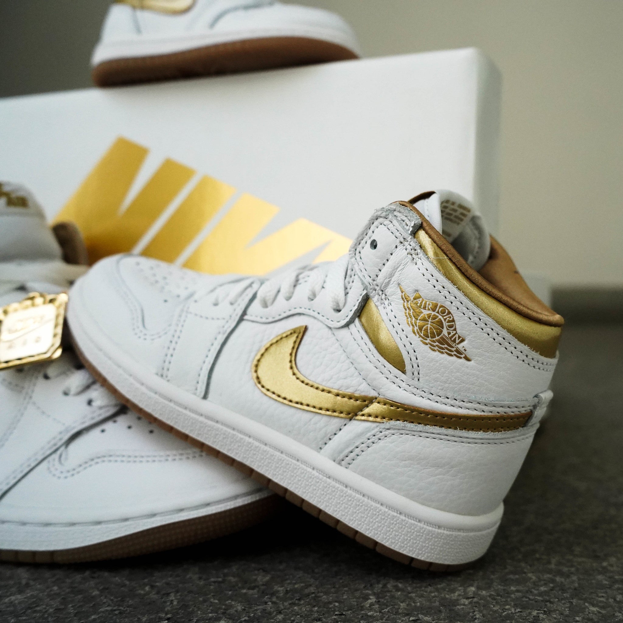 AIR JORDAN 1 HIGH METALLIC GOLD W