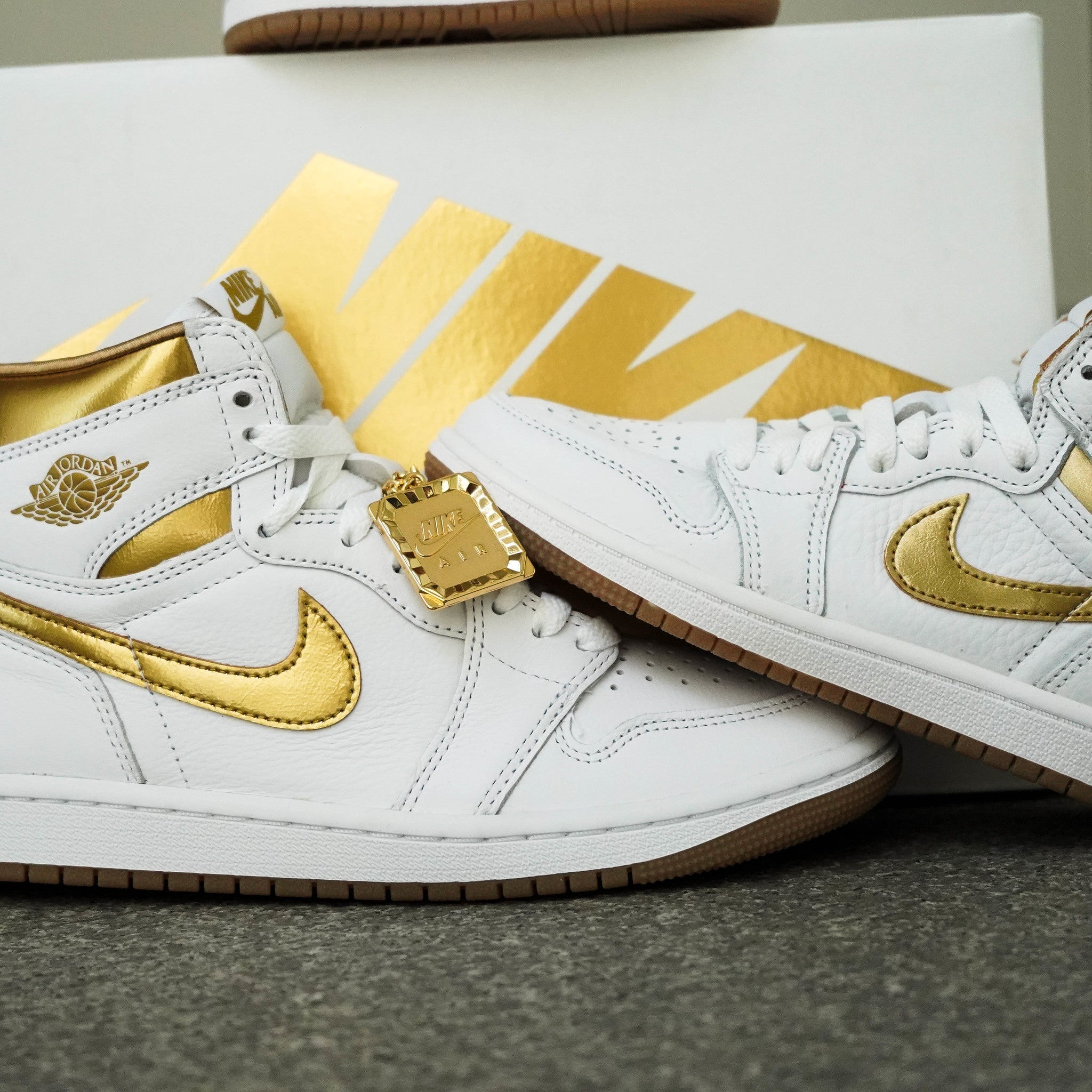 AIR JORDAN 1 HIGH METALLIC GOLD W