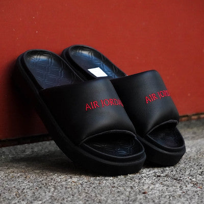 JORDAN SOPHIA SS SLIDE BLACK FIRE RED