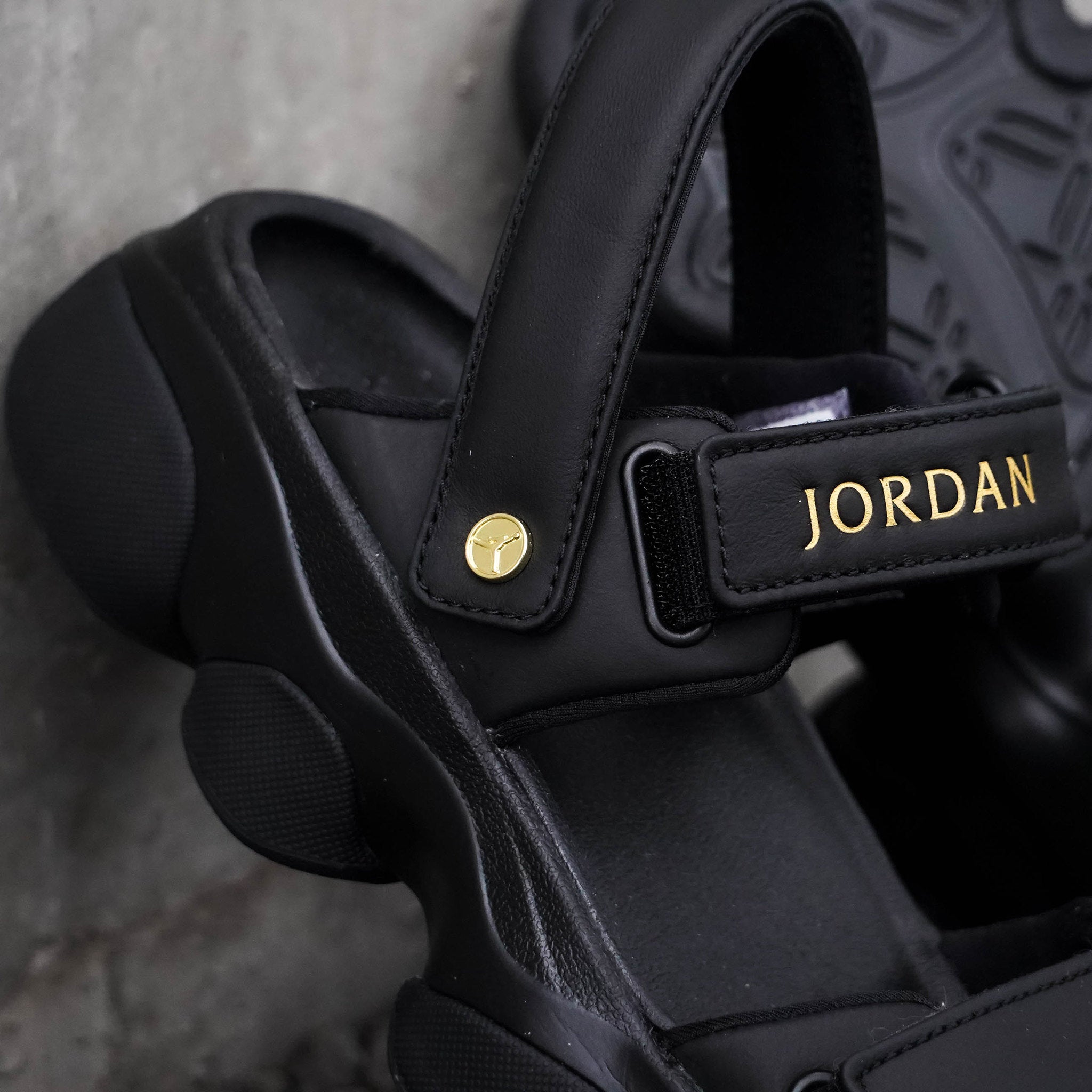 JORDAN DEJA SANDAL BLACK METALLIC GOLD