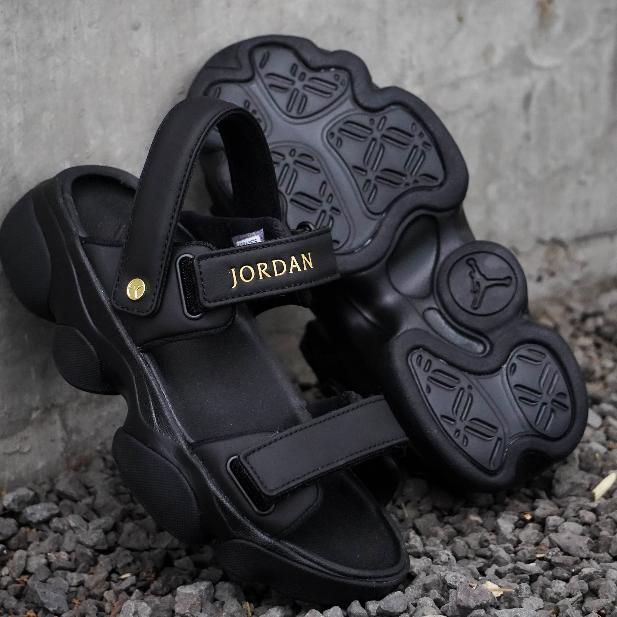 JORDAN DEJA SANDAL BLACK METALLIC GOLD