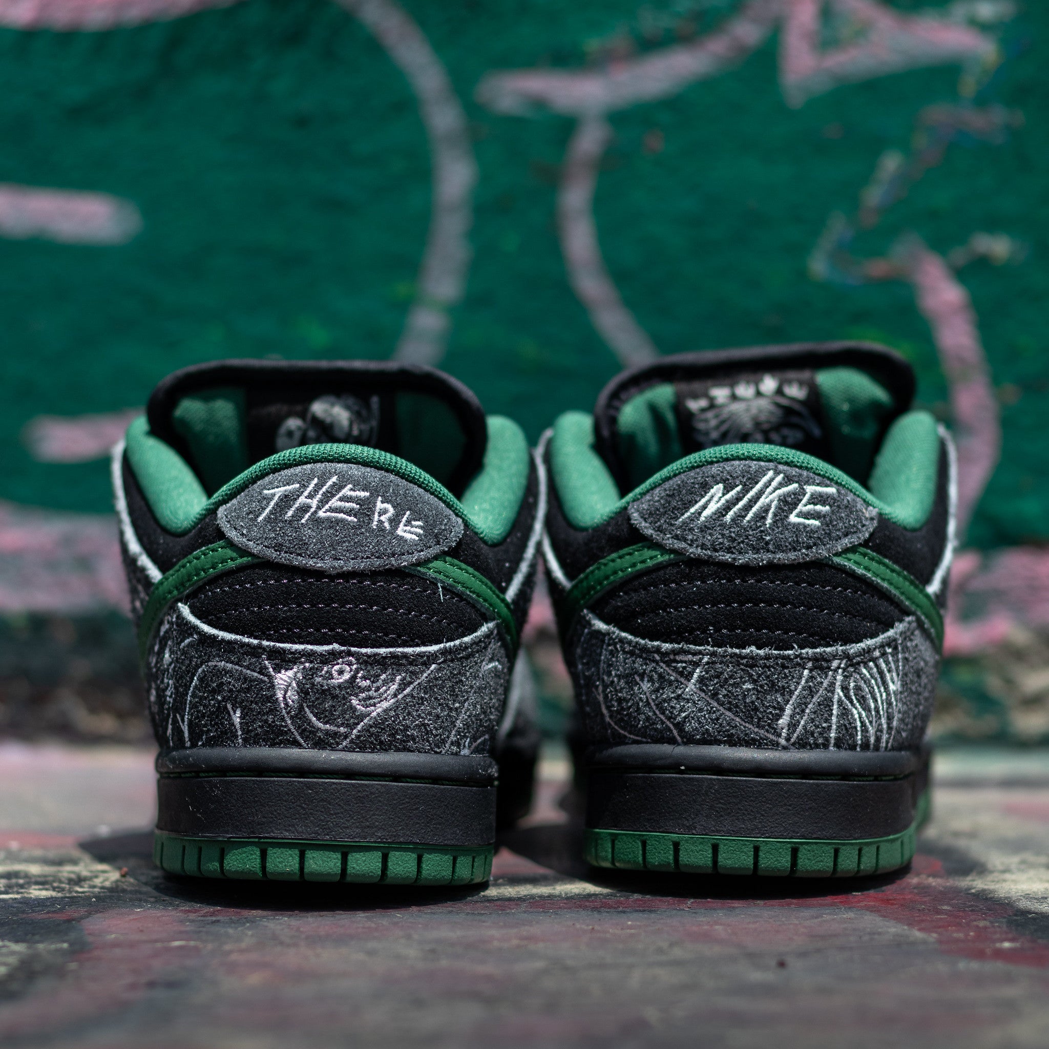 NIKE SB DUNK LOW PRO X  THERE