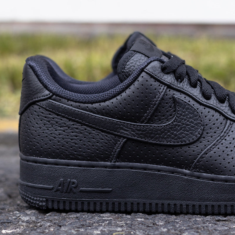 NIKE AIR FORCE ONE LOW TRIPLE BLACK PERDORATED