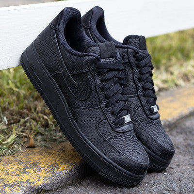 NIKE AIR FORCE ONE LOW TRIPLE BLACK PERDORATED