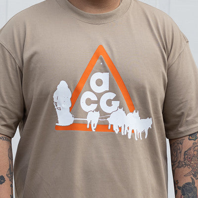 NIKE ACG TEE KHAKI DOG SLED