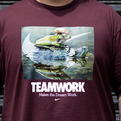 NIKE TEE TEAMWORK BURGUNDURY