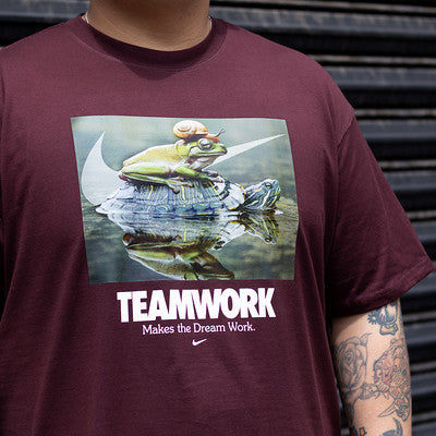 NIKE TEE TEAMWORK BURGUNDURY