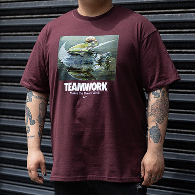NIKE TEE TEAMWORK BURGUNDURY