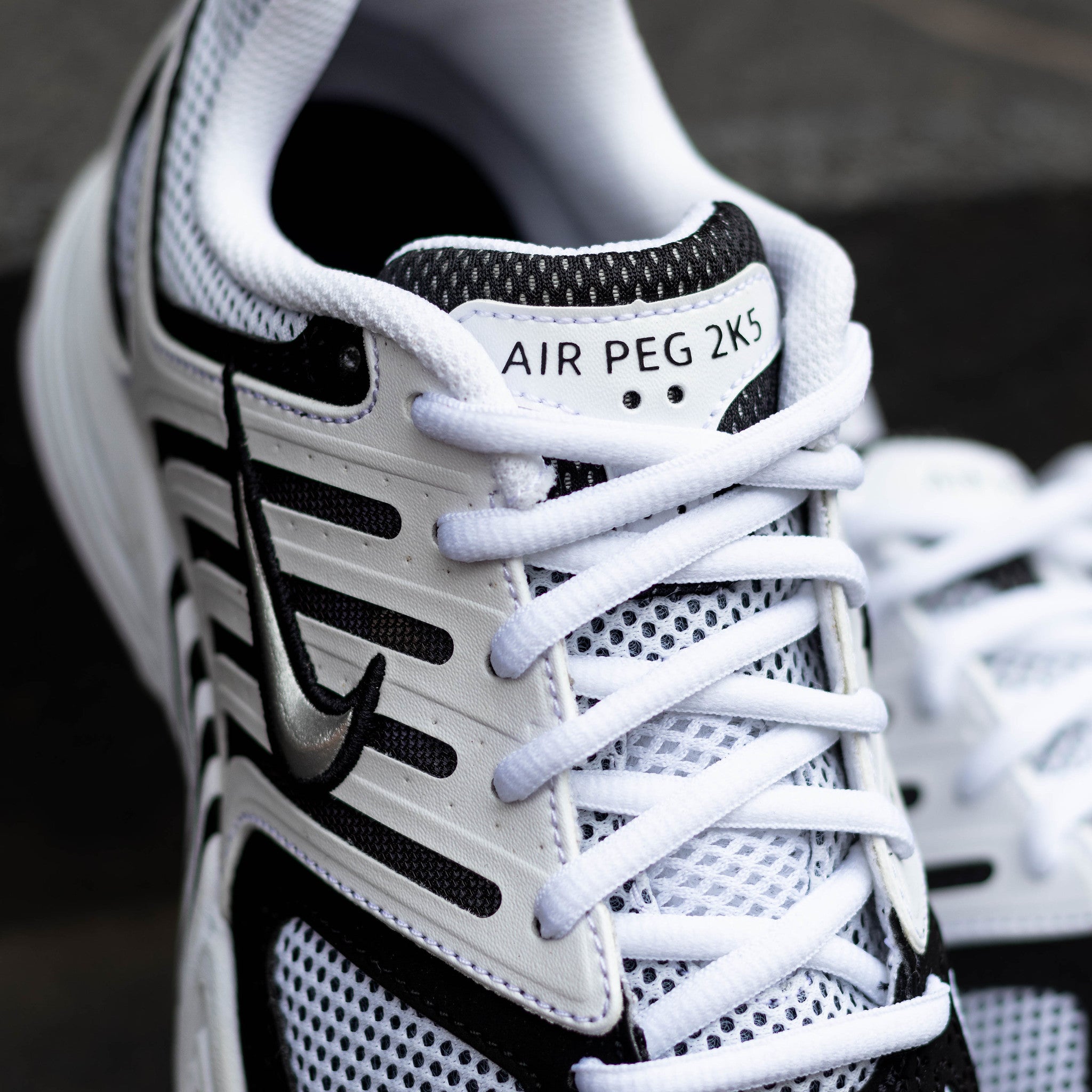 NIKE AIR PEG2K5 WHITE AND BLACK