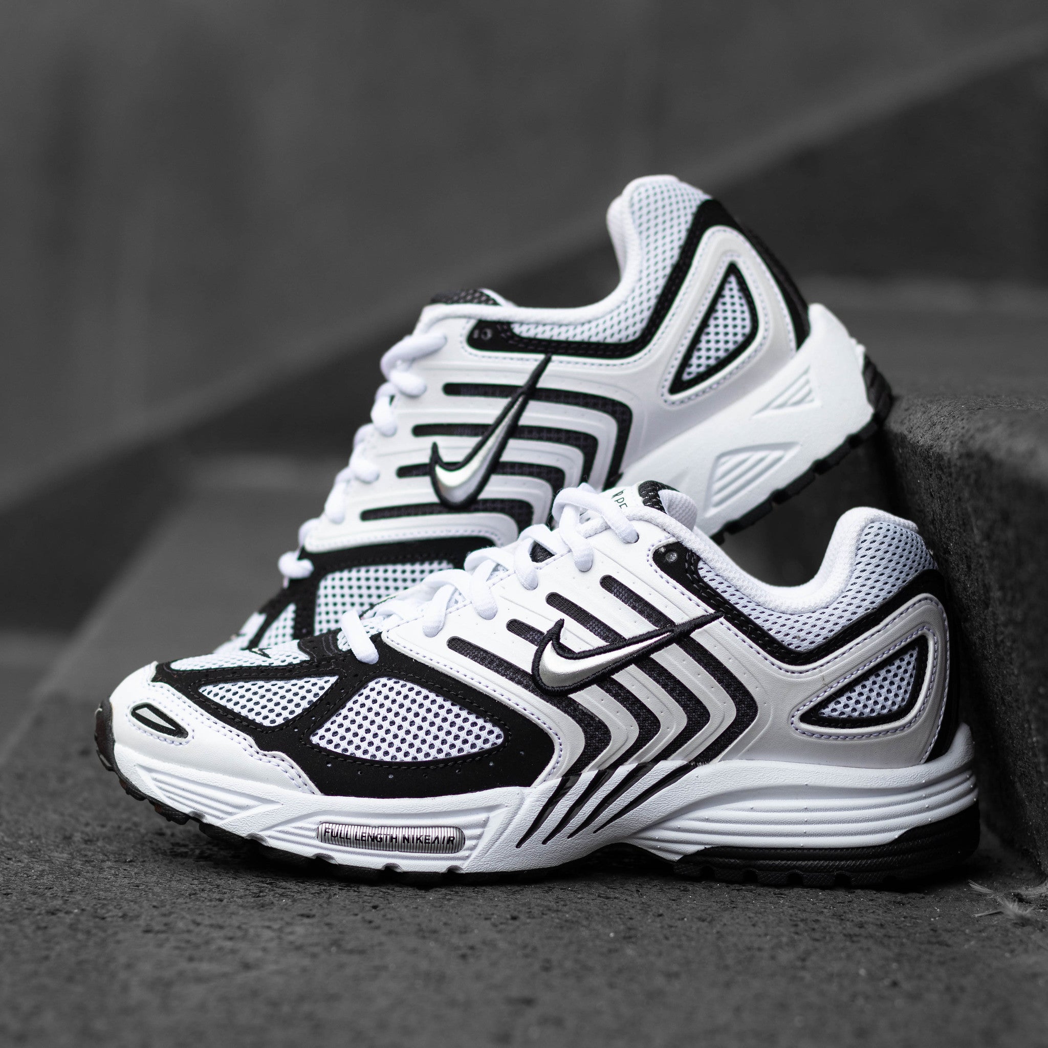 NIKE AIR PEG2K5 WHITE AND BLACK