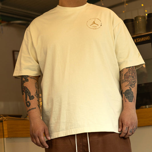 JORDAN X SOLEFLY TEE BARISTA FOSSIL
