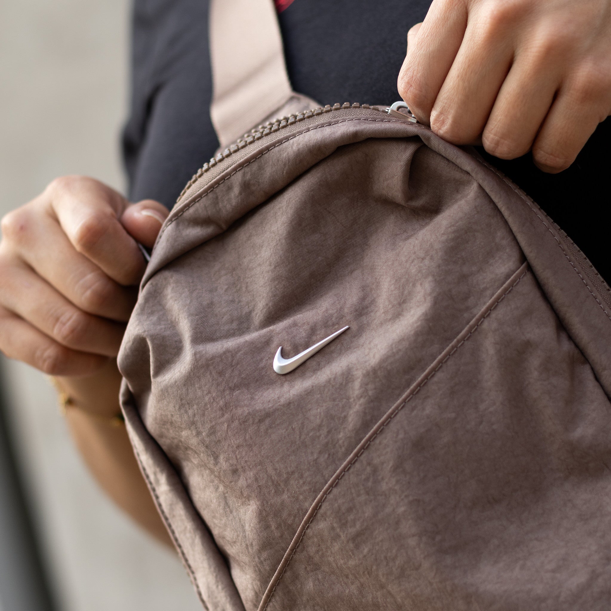 NIKE CROSS BACK BROWN AURA