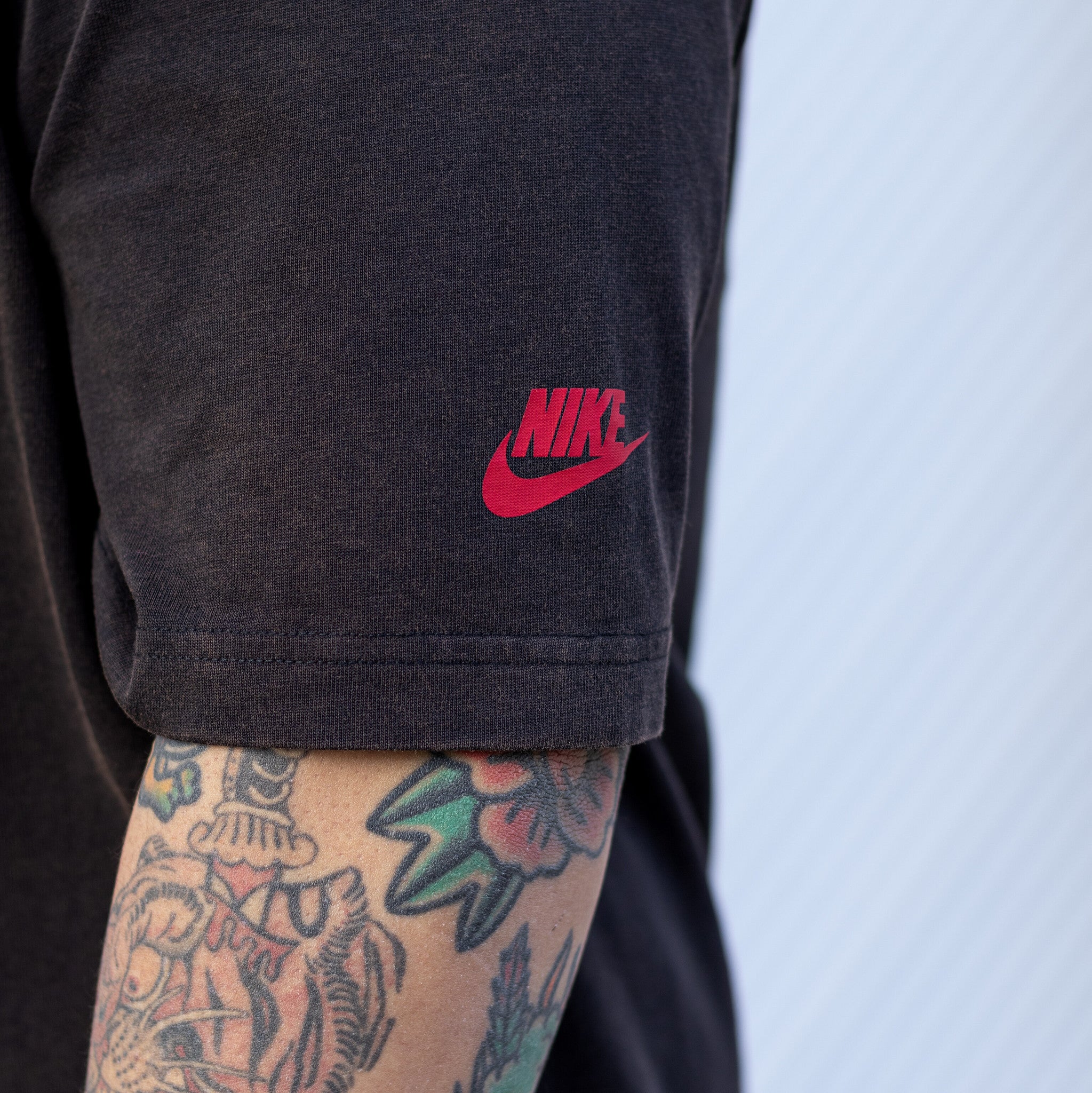 JORDAN TEE REISSUE BLACK GYM RED