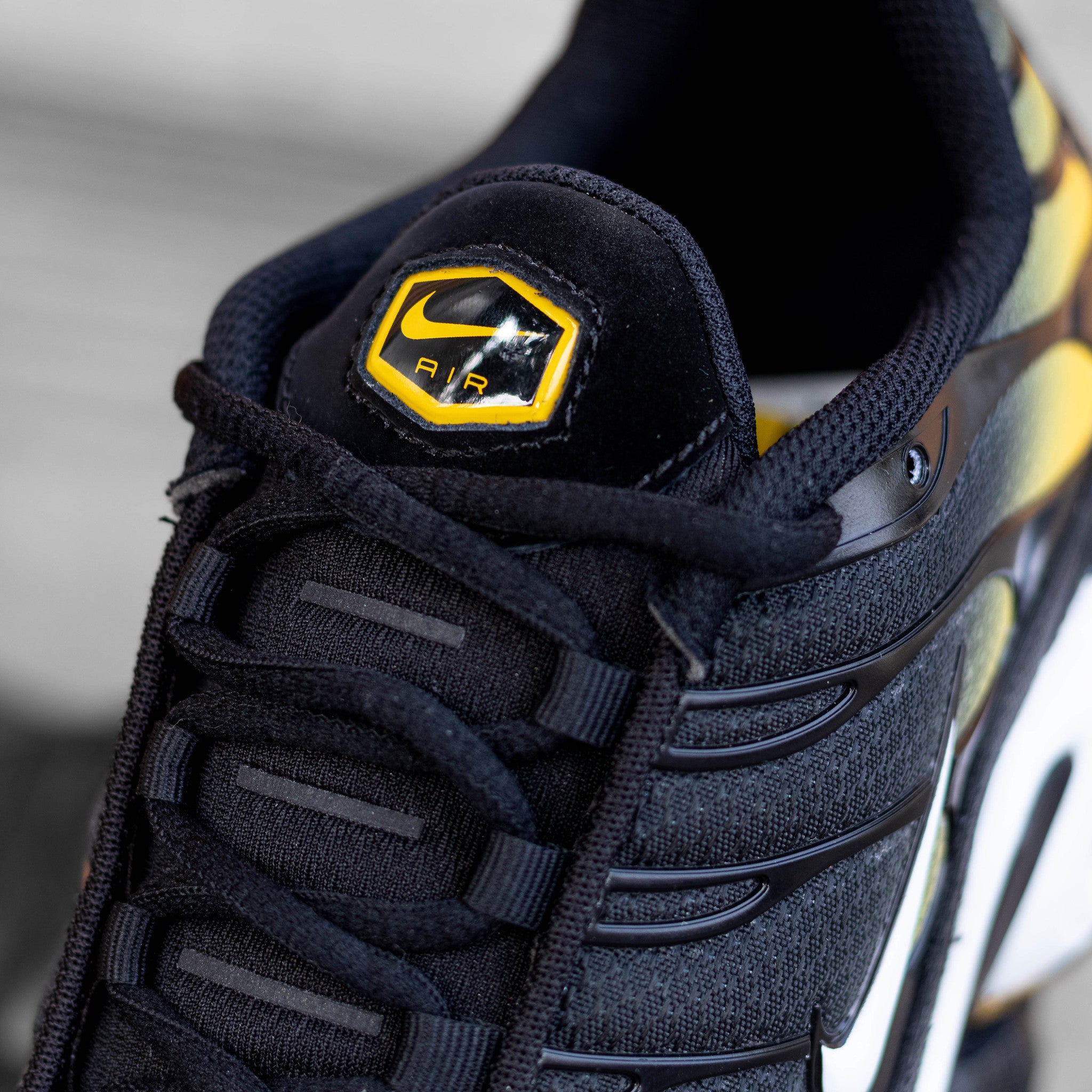 NIKE AIR MAX PLUS UNIVERSITY GOLD BLACK