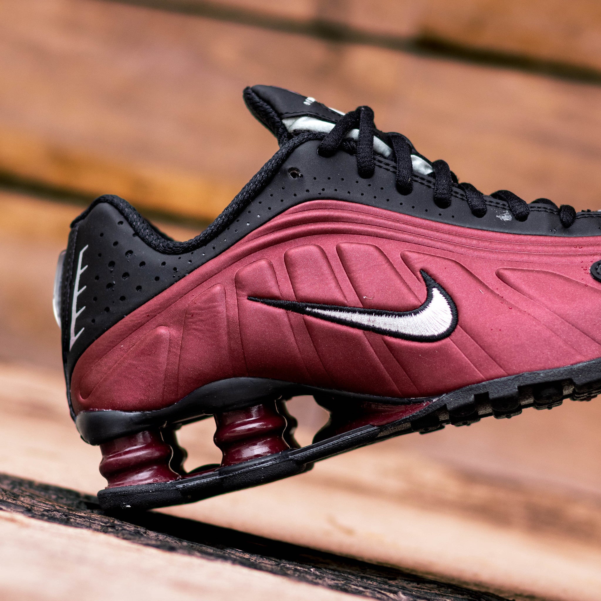 NIKE SHOX R4 TEAM RED W