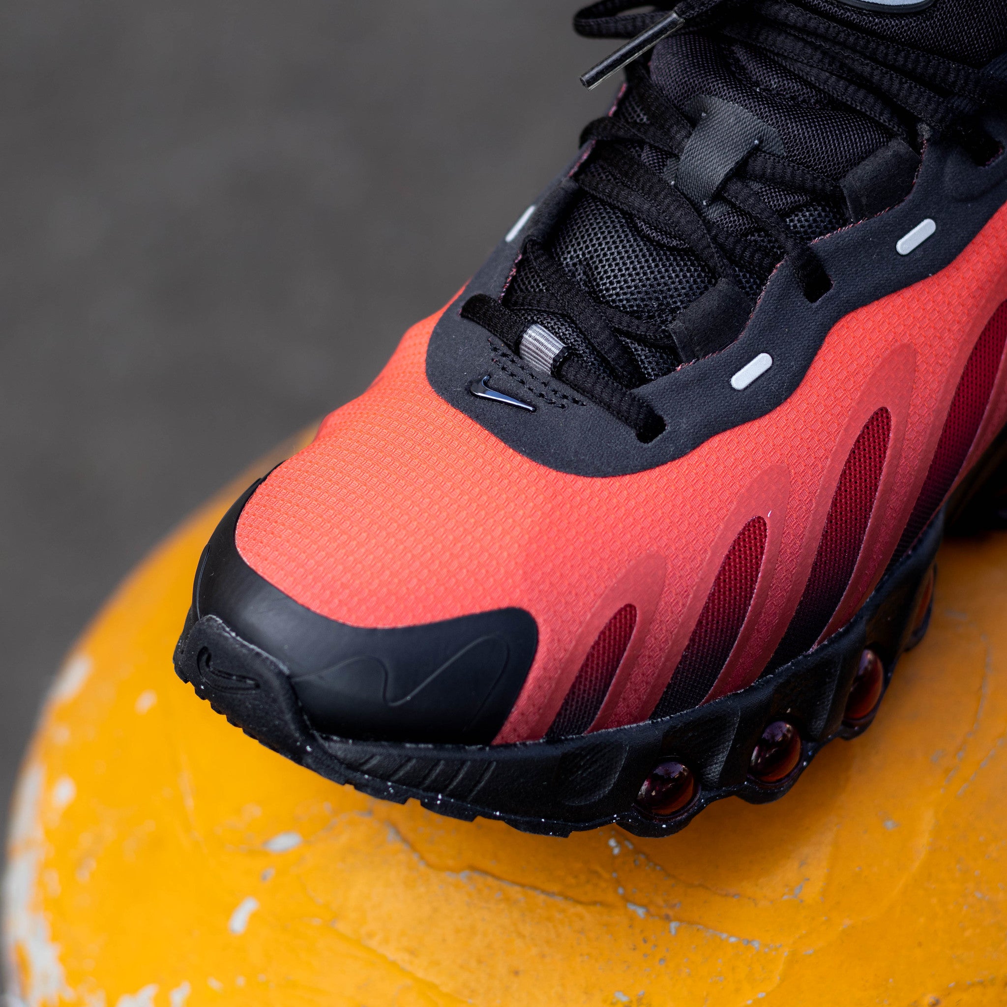 NIKE AIR MAX DN8 BLACK BRIGHT CRIMSON