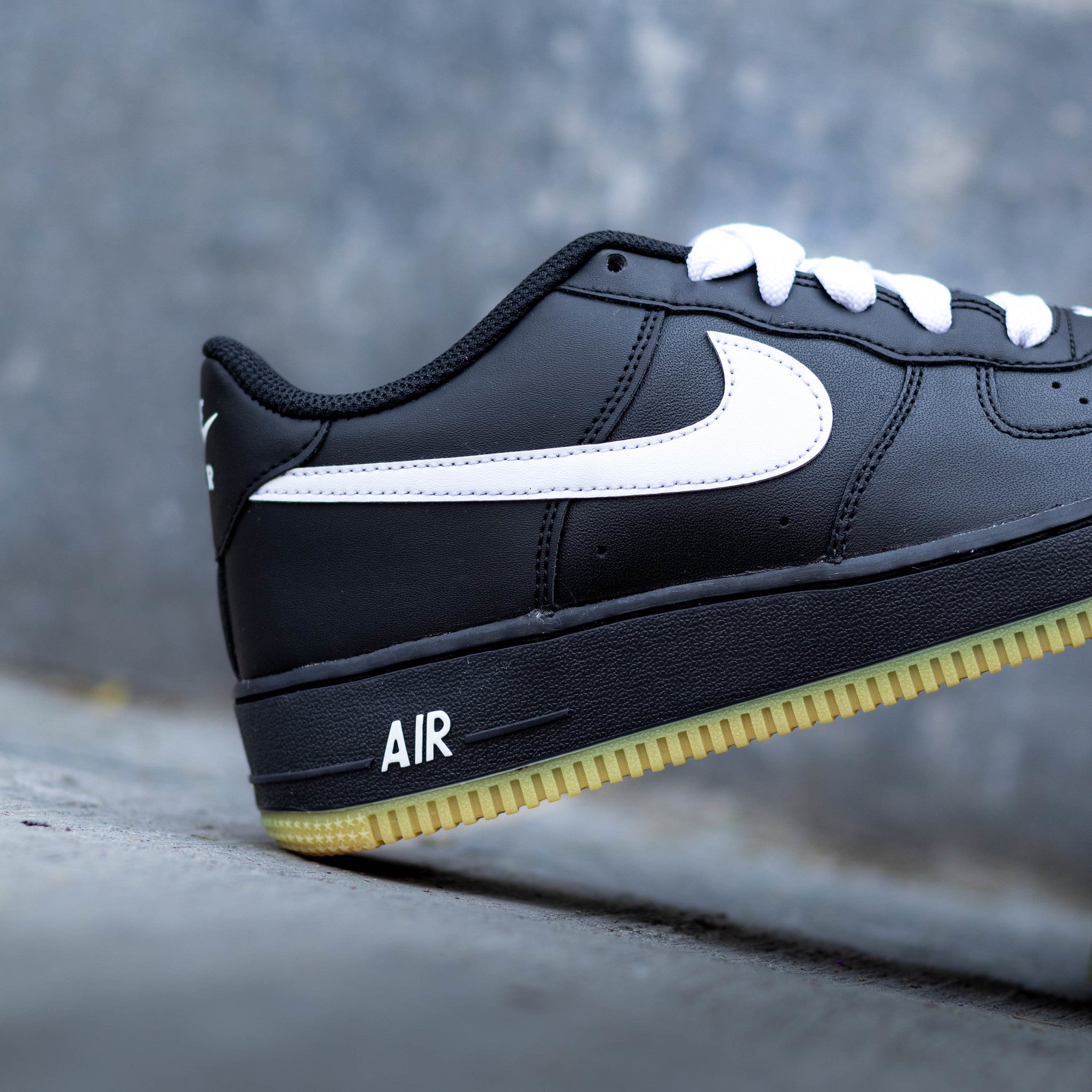 NIKE AIR FORCE ONE LOW OLDER KIDS BLACK WHITE GS