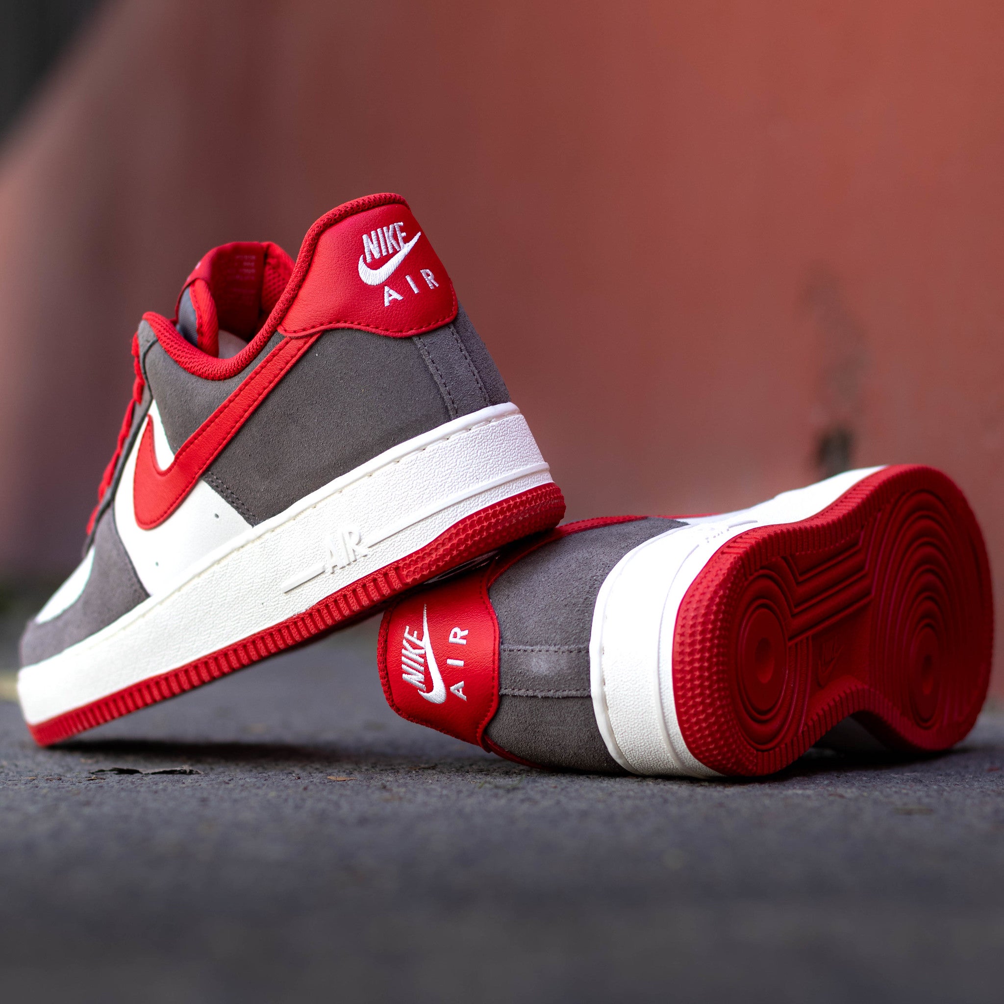 NIKE AIR FORCE ONE LOW LV8 CAVE STONE RED