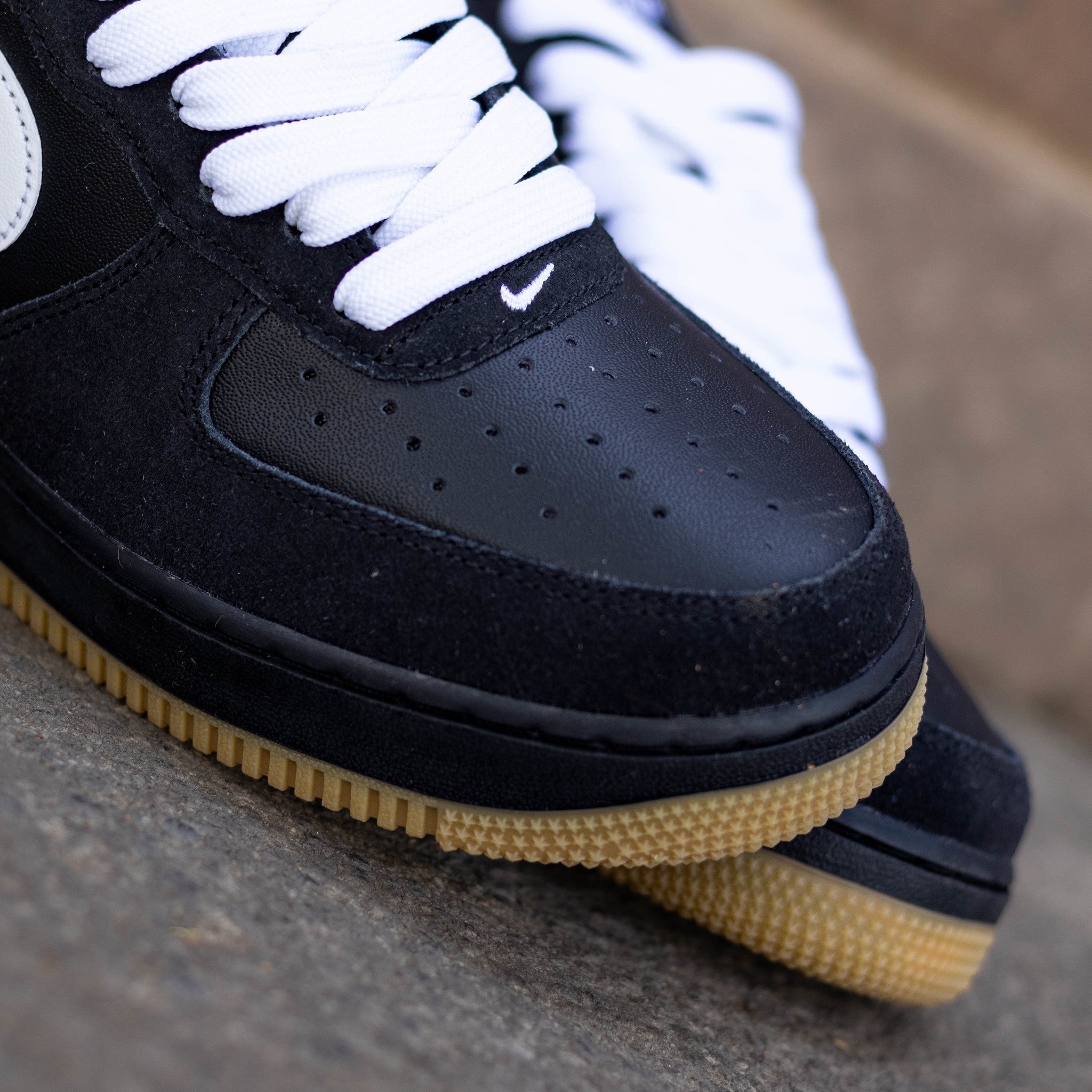 NIKE AIR FORCE ONE LOW LV8 BLACK GUM