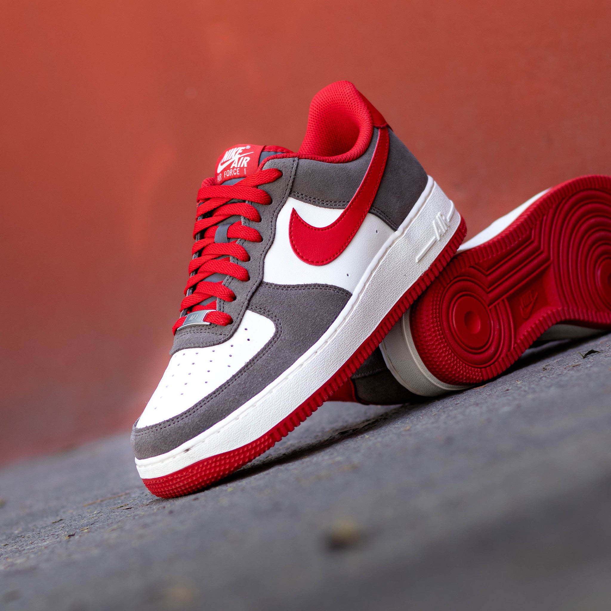 NIKE AIR FORCE ONE LOW LV8 CAVE STONE RED