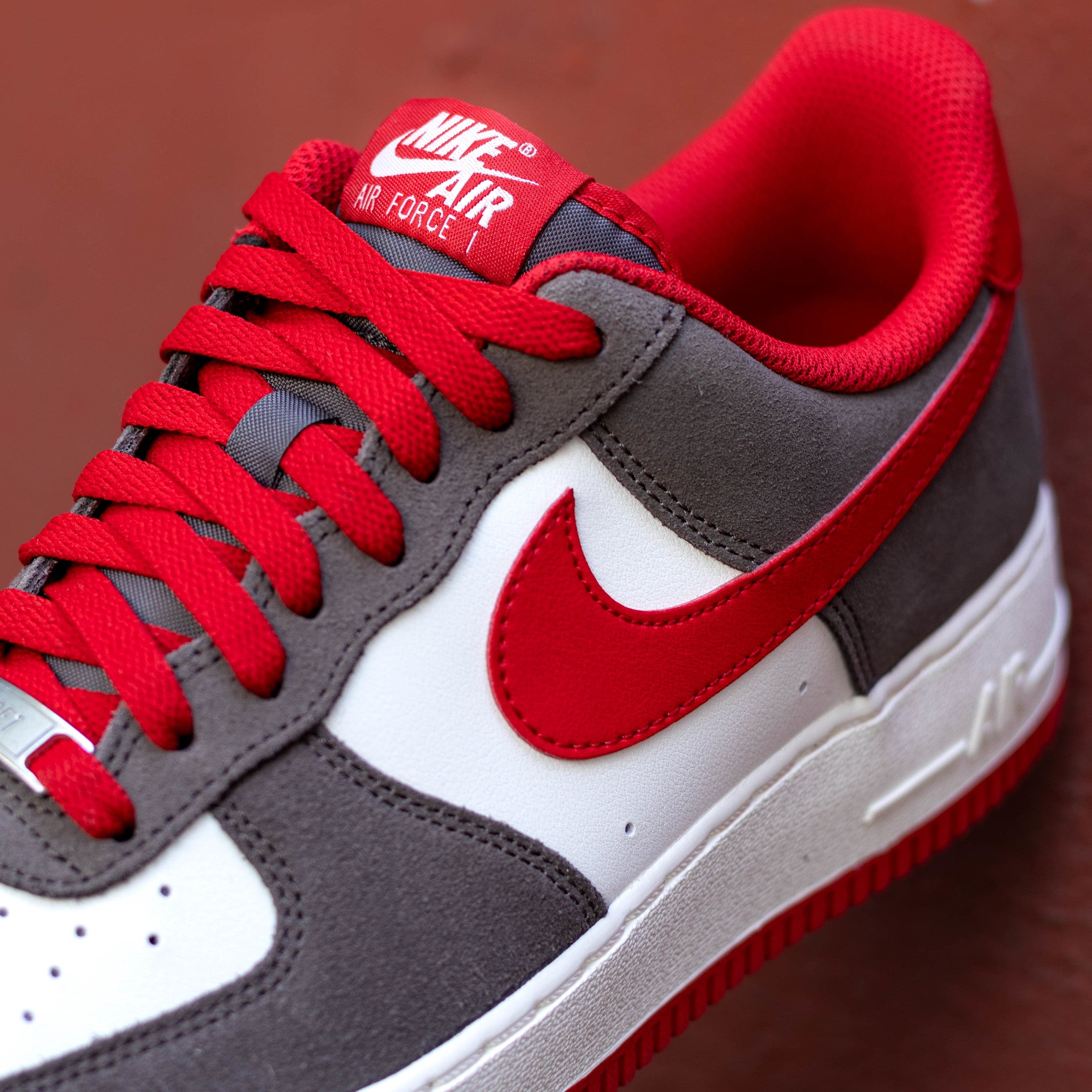 NIKE AIR FORCE ONE LOW LV8 CAVE STONE RED