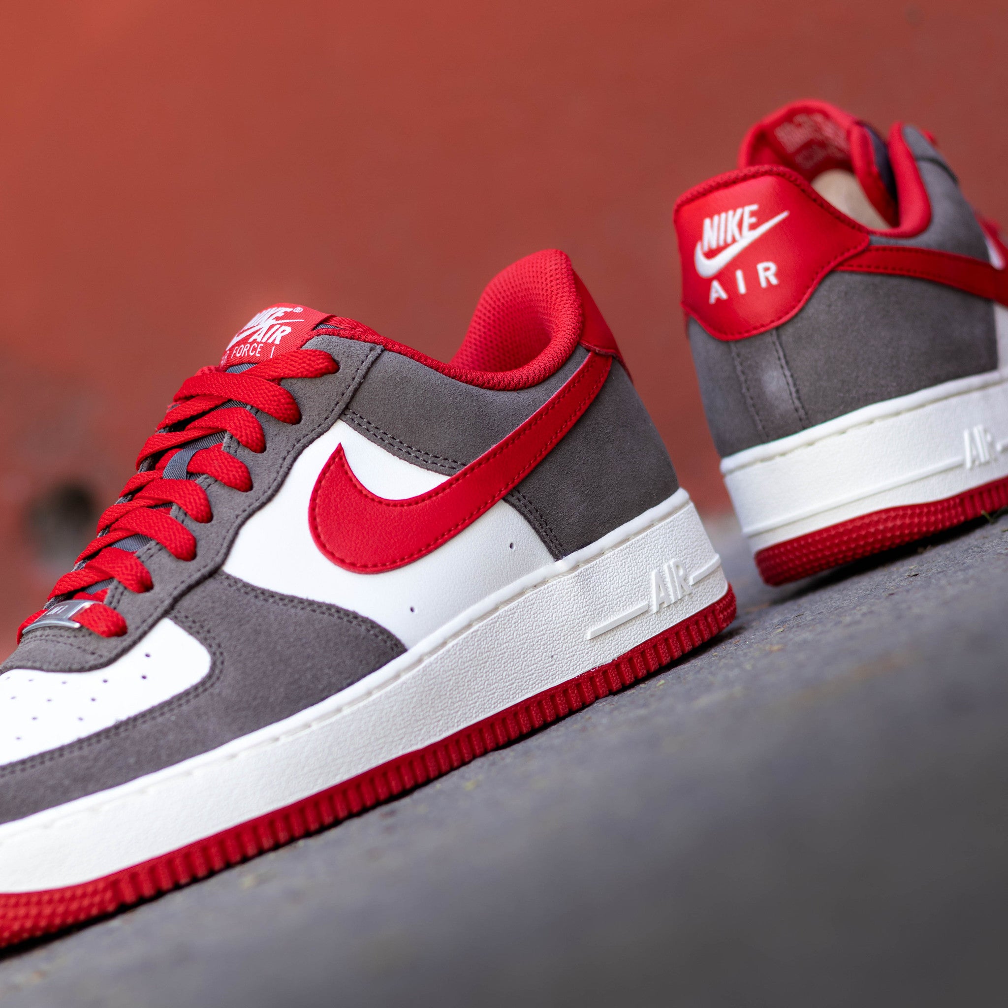 NIKE AIR FORCE ONE LOW LV8 CAVE STONE RED