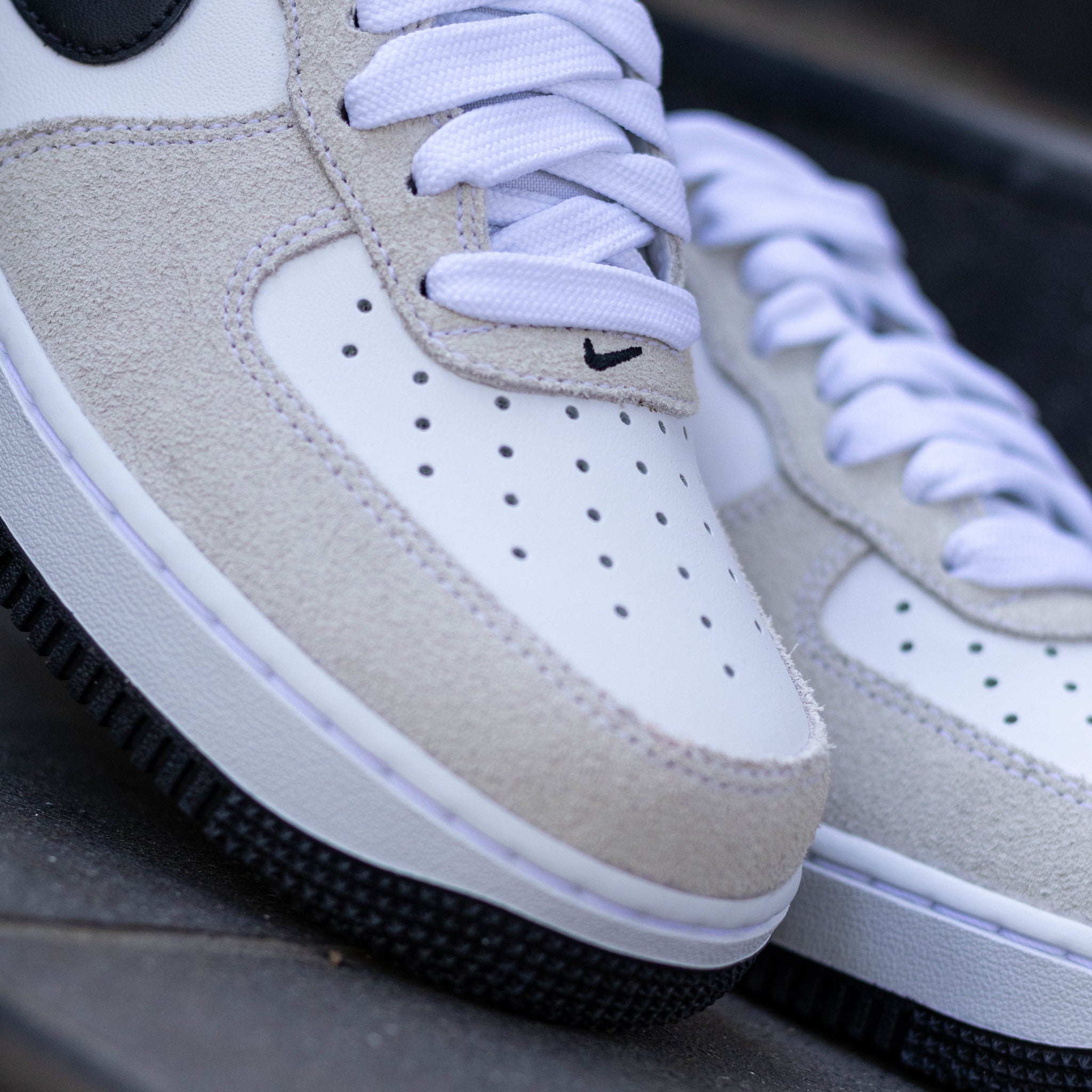 NIKE AIR FORCE ONE LOW LV8 WHITE SAIL BLACK