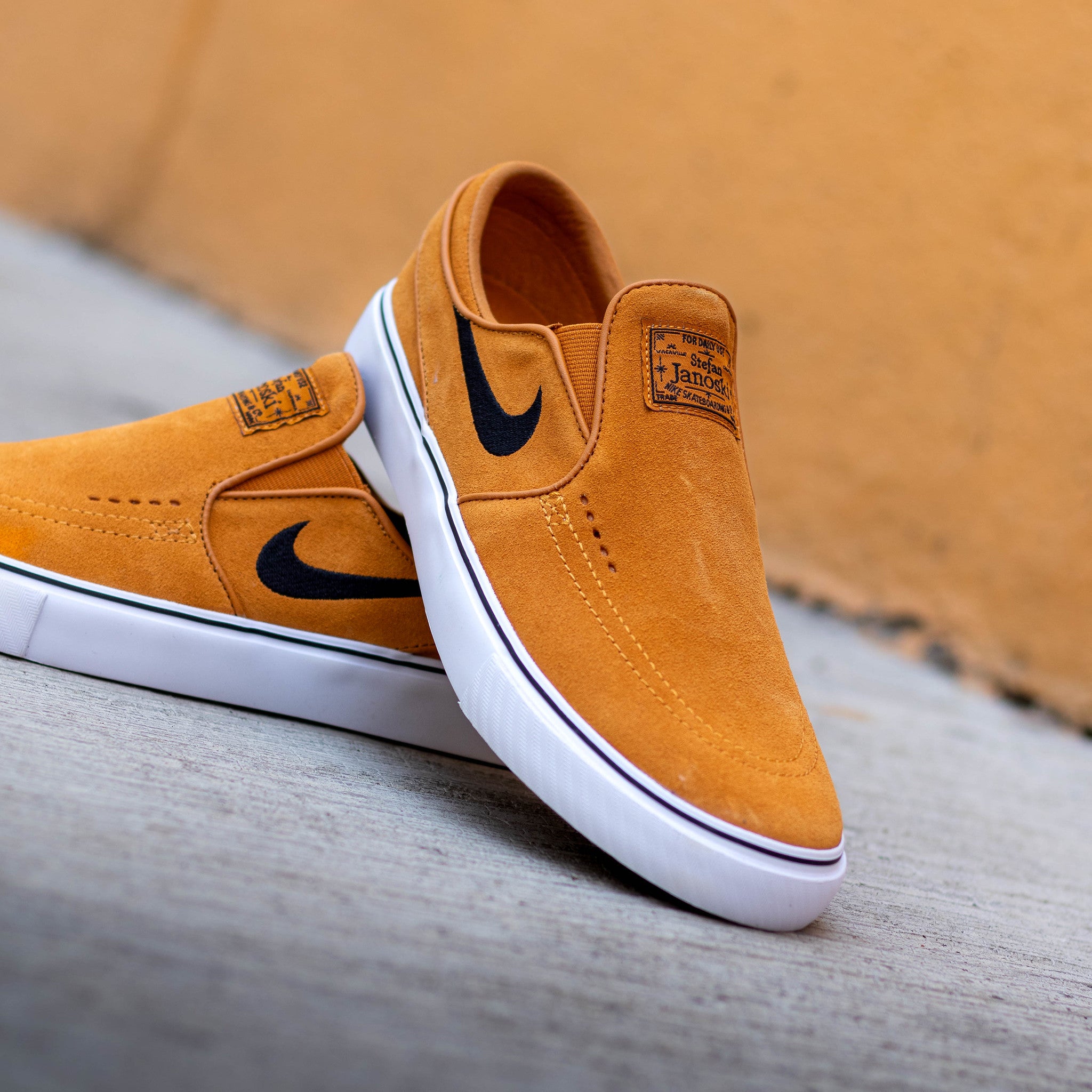 NIKE SB JANOSKI SLIP MONARCH
