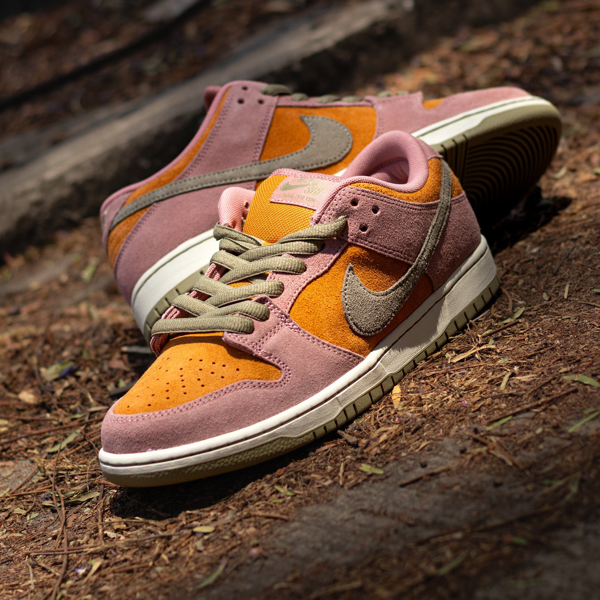 NIKE SB DUNK LOW RED STARDUST AND MONARCH